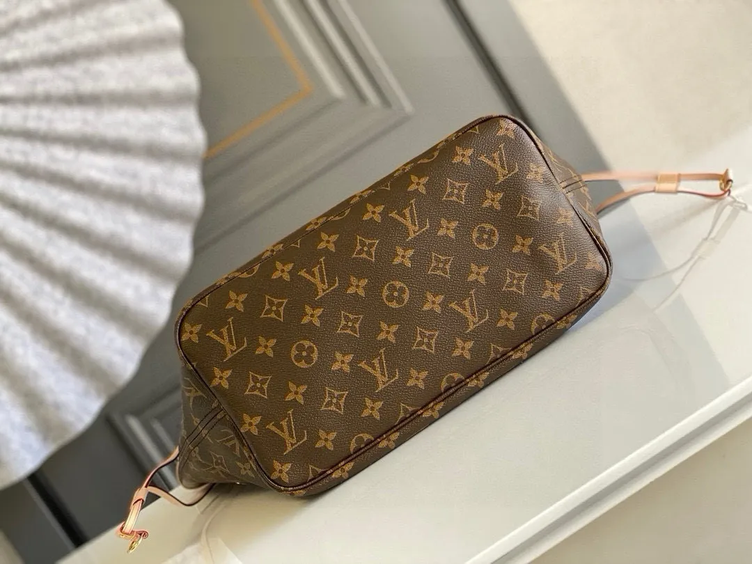 💰760 (medium steel nails) top original order M40995 NEVERFULL medium handbag Neverfull classic handbag, explore the exquisite details inside the bag. The redesigned interior pockets feature a fresh fabric lining, especially the detachable zippered clutch, which can be used alone as a sophisticated clutch or as an additional pocket. Bright lining tones add a more lively feel to Monogram's classic canvas. Detailed features 31 x 28 x 14 cm (Length x Height x Width) Redesigned interior pocket with details inspired by the Louis Vuitton archives Pocket lined with linen fabric Removable zipped clutch with tonal interior pocket Natural cowhide leather trim Shiny gold-tone hardware Handles: Double handle