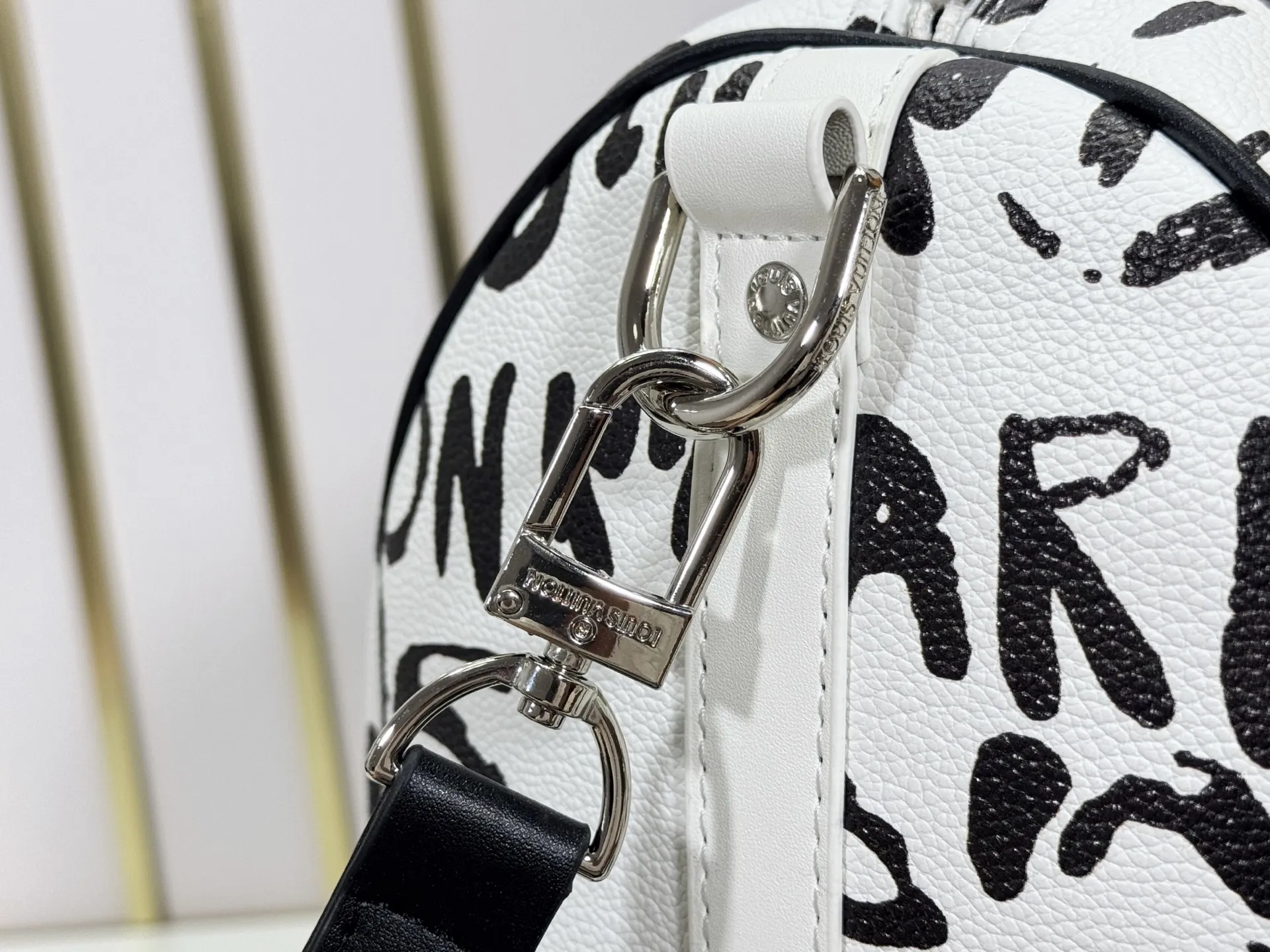P340 M40805 M40804 M41416 The upgraded original Keepall Bandoulière 50 travel bag was jointly created by Japanese designers Nigo and Pharrell Williams. It is laid out with elegant plaid on the cow leather, and then has eye-catching words written in French and Japanese. A cotton lining pattern bears witness to Nigo's artistic vision, and a removable LV Dynasty nameplate highlights the brand's identity.  29 cm