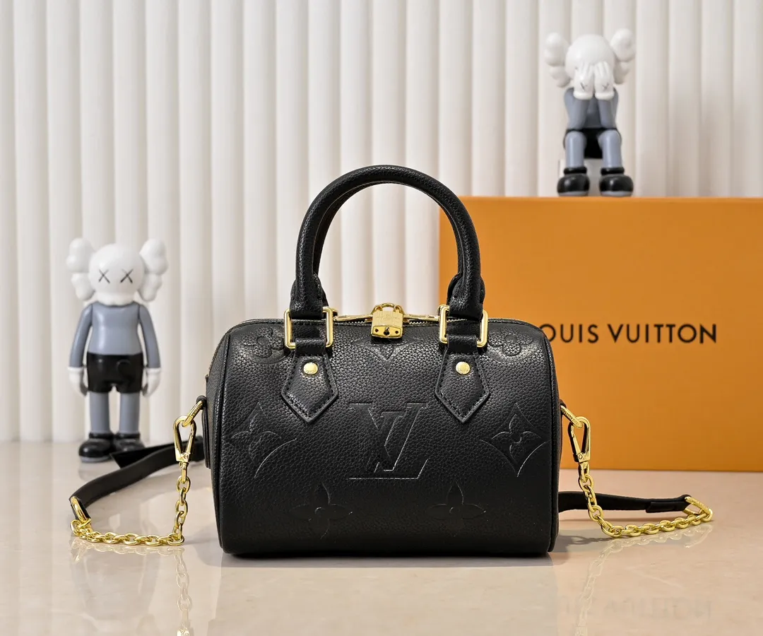 💰260💰Upgraded from the original M46397 M46575 M58953 black Speedy Bandoulière 20 handbag made of pearlescent Monogram Empreinte leather and decorated with an oversized Monogram pattern. The clean silhouette, Toron handles and engraved padlock remain true to the brand, while the detachable leather chain strap allows for shoulder or cross-body wear. Dimensions: 20.5 x 13.5 x 12 cm