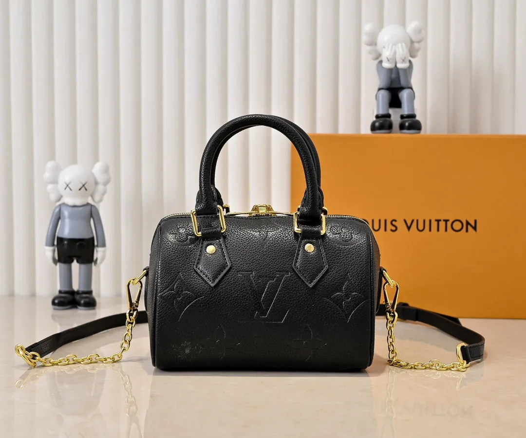 💰260💰Upgraded from the original M46397 M46575 M58953 black Speedy Bandoulière 20 handbag made of pearlescent Monogram Empreinte leather and decorated with an oversized Monogram pattern. The clean silhouette, Toron handles and engraved padlock remain true to the brand, while the detachable leather chain strap allows for shoulder or cross-body wear. Dimensions: 20.5 x 13.5 x 12 cm