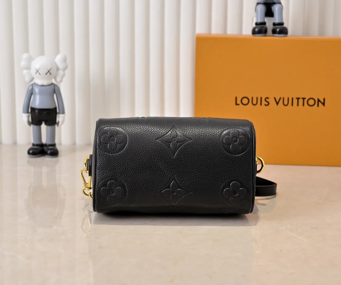 💰260💰Upgraded from the original M46397 M46575 M58953 black Speedy Bandoulière 20 handbag made of pearlescent Monogram Empreinte leather and decorated with an oversized Monogram pattern. The clean silhouette, Toron handles and engraved padlock remain true to the brand, while the detachable leather chain strap allows for shoulder or cross-body wear. Dimensions: 20.5 x 13.5 x 12 cm