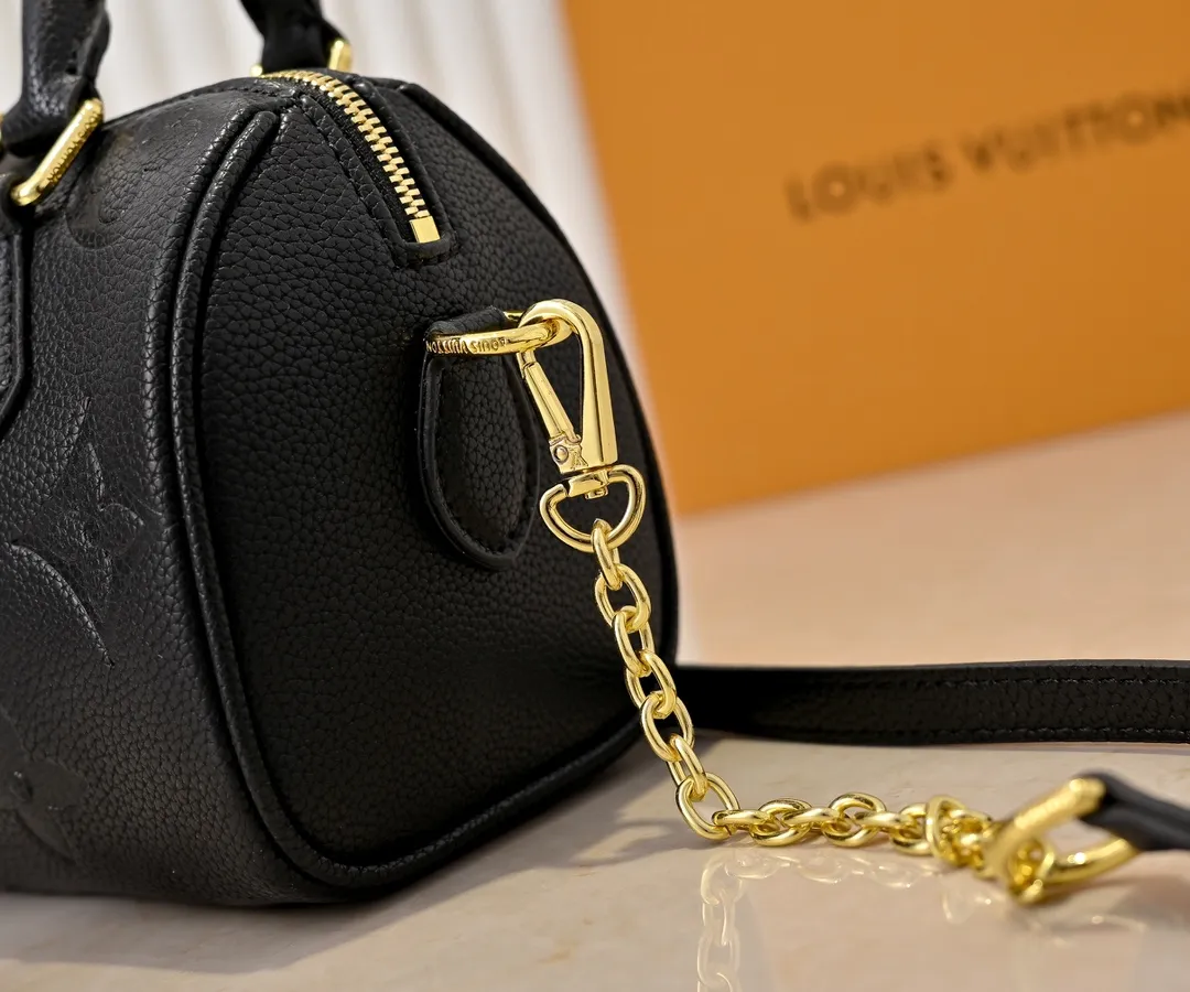 💰260💰Upgraded from the original M46397 M46575 M58953 black Speedy Bandoulière 20 handbag made of pearlescent Monogram Empreinte leather and decorated with an oversized Monogram pattern. The clean silhouette, Toron handles and engraved padlock remain true to the brand, while the detachable leather chain strap allows for shoulder or cross-body wear. Dimensions: 20.5 x 13.5 x 12 cm