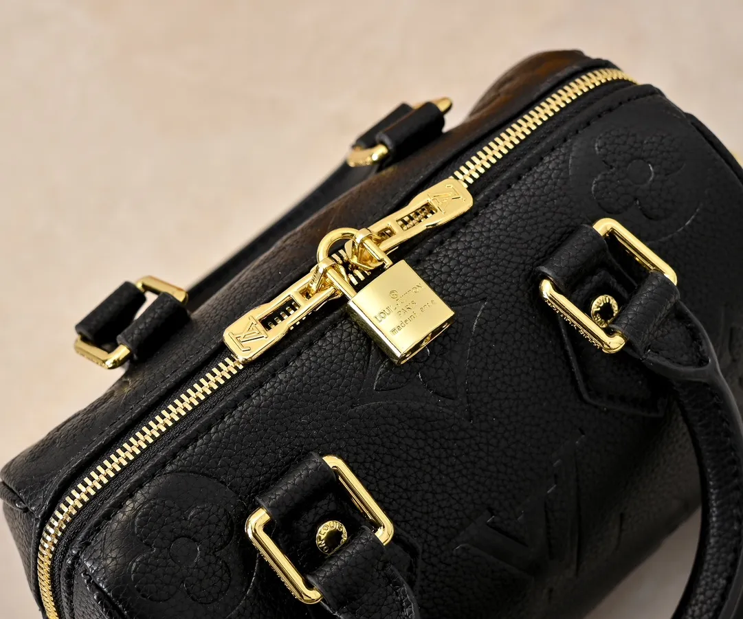 💰260💰Upgraded from the original M46397 M46575 M58953 black Speedy Bandoulière 20 handbag made of pearlescent Monogram Empreinte leather and decorated with an oversized Monogram pattern. The clean silhouette, Toron handles and engraved padlock remain true to the brand, while the detachable leather chain strap allows for shoulder or cross-body wear. Dimensions: 20.5 x 13.5 x 12 cm