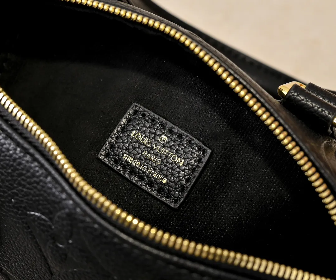 💰260💰Upgraded from the original M46397 M46575 M58953 black Speedy Bandoulière 20 handbag made of pearlescent Monogram Empreinte leather and decorated with an oversized Monogram pattern. The clean silhouette, Toron handles and engraved padlock remain true to the brand, while the detachable leather chain strap allows for shoulder or cross-body wear. Dimensions: 20.5 x 13.5 x 12 cm
