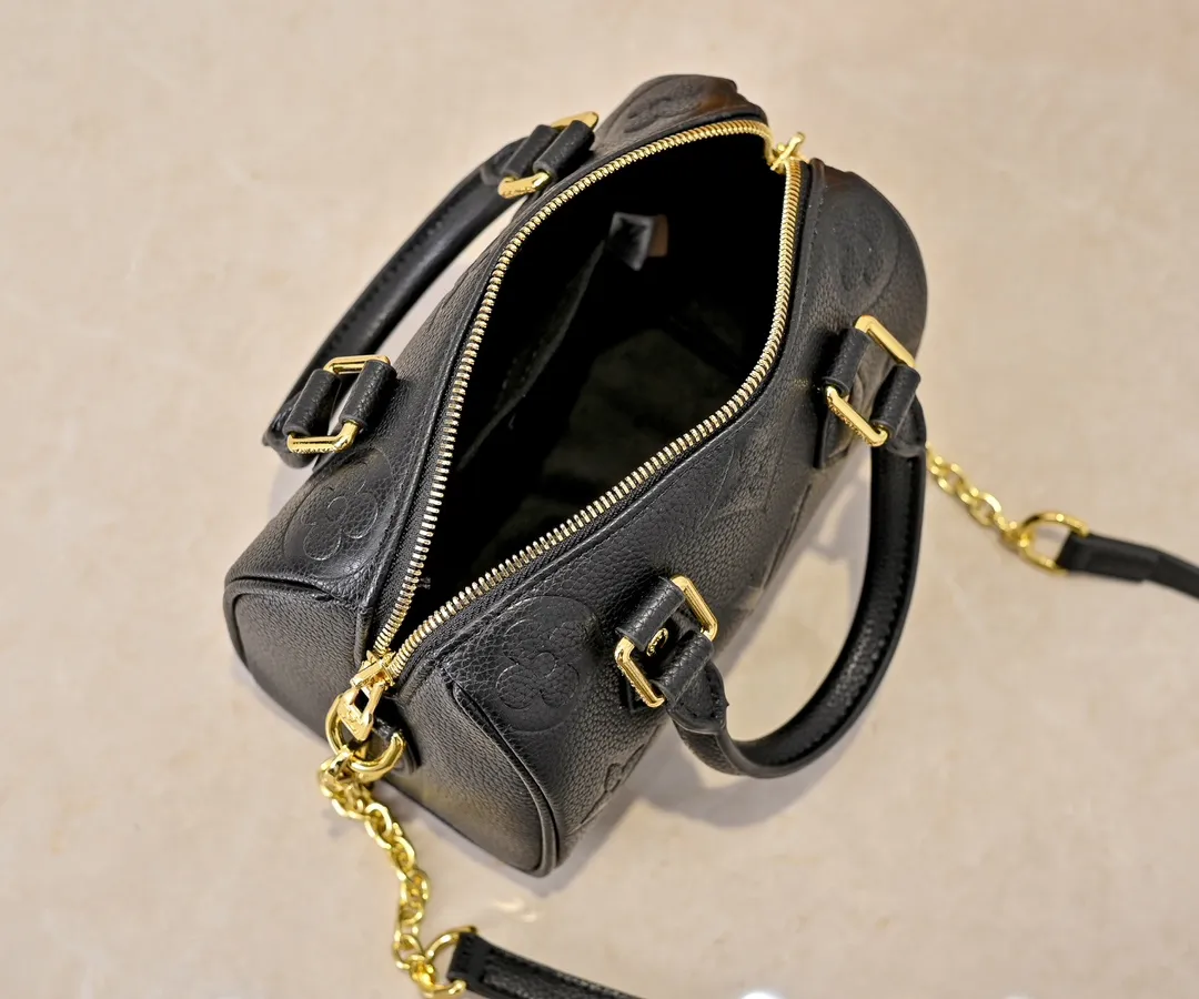 💰260💰Upgraded from the original M46397 M46575 M58953 black Speedy Bandoulière 20 handbag made of pearlescent Monogram Empreinte leather and decorated with an oversized Monogram pattern. The clean silhouette, Toron handles and engraved padlock remain true to the brand, while the detachable leather chain strap allows for shoulder or cross-body wear. Dimensions: 20.5 x 13.5 x 12 cm