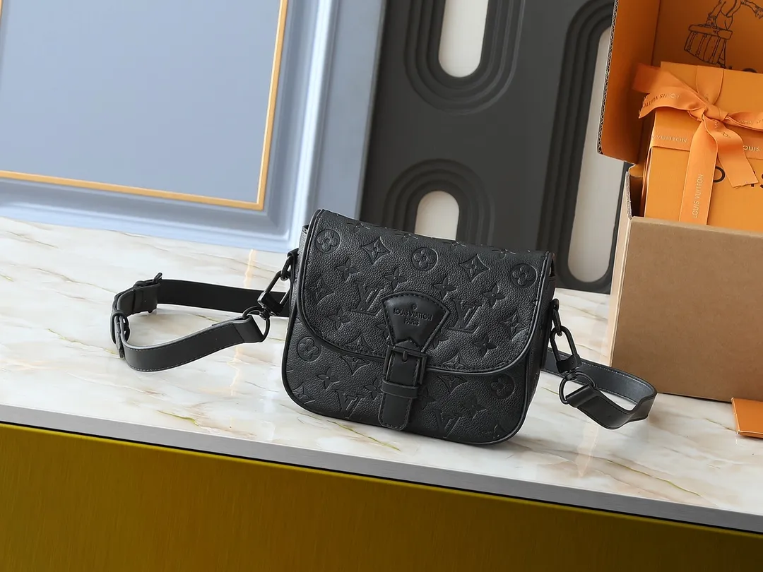 💰240💰Upgraded original M47060 presbyopic embossed men's messenger bag series MONTSOURIS small messenger bag This Montsouris small messenger bag is made of Monogram Macassar coated canvas to create ample space, making it a good choice for daily travel. The retro structure and leather shoulder strap can also be easily worn in formal occasions. Dimensions: 20 x 17 x 7 cm