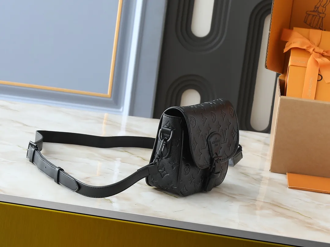 💰240💰Upgraded original M47060 presbyopic embossed men's messenger bag series MONTSOURIS small messenger bag This Montsouris small messenger bag is made of Monogram Macassar coated canvas to create ample space, making it a good choice for daily travel. The retro structure and leather shoulder strap can also be easily worn in formal occasions. Dimensions: 20 x 17 x 7 cm