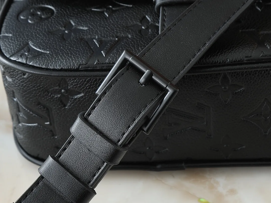 💰240💰Upgraded original M47060 presbyopic embossed men's messenger bag series MONTSOURIS small messenger bag This Montsouris small messenger bag is made of Monogram Macassar coated canvas to create ample space, making it a good choice for daily travel. The retro structure and leather shoulder strap can also be easily worn in formal occasions. Dimensions: 20 x 17 x 7 cm