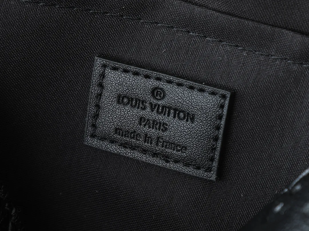 💰240💰Upgraded original M47060 presbyopic embossed men's messenger bag series MONTSOURIS small messenger bag This Montsouris small messenger bag is made of Monogram Macassar coated canvas to create ample space, making it a good choice for daily travel. The retro structure and leather shoulder strap can also be easily worn in formal occasions. Dimensions: 20 x 17 x 7 cm