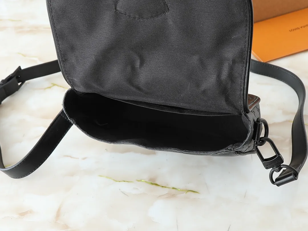 💰240💰Upgraded original M47060 presbyopic embossed men's messenger bag series MONTSOURIS small messenger bag This Montsouris small messenger bag is made of Monogram Macassar coated canvas to create ample space, making it a good choice for daily travel. The retro structure and leather shoulder strap can also be easily worn in formal occasions. Dimensions: 20 x 17 x 7 cm