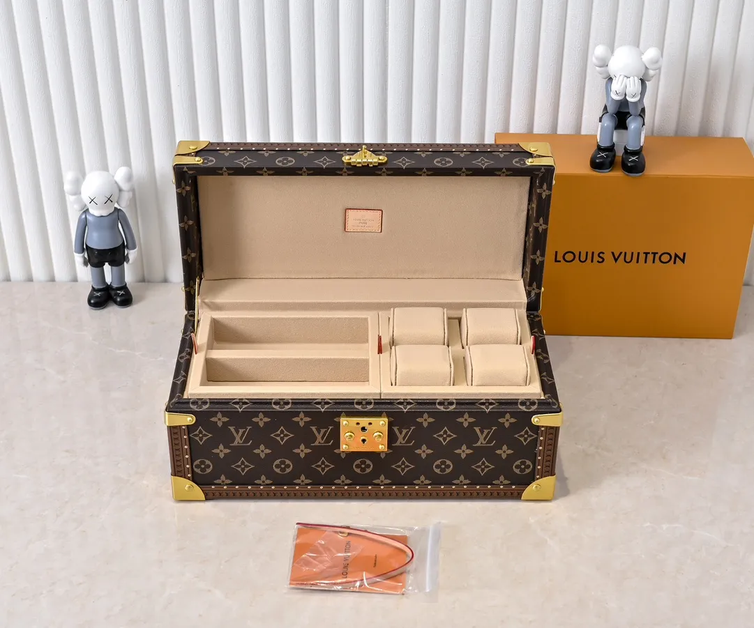 💰1240 Guangzhou top original M20209 treasure box [exclusive photo, upgraded original] can hold watches and jewelry. This treasure box is made of classic Monogram canvas. It is equipped with a removable tray to hide valuables.  -38.0*18.0cm✅ -Two storage layers✅ ​​-Partitioned in the middle. Can store valuables✅ -Push open the automatic pop-up lock✅ -Lined with velvet✅ -Silver metal/hardware✅ -Extreme workmanship, every detail is just right✅ -Purely handmade, every small nail is clearly in place,✅ LOUIS VUITTON hard box is like a treasure box that travels through history. Its sturdiness is a symbol of Louis Vuitton's traditional exquisite craftsmanship✅