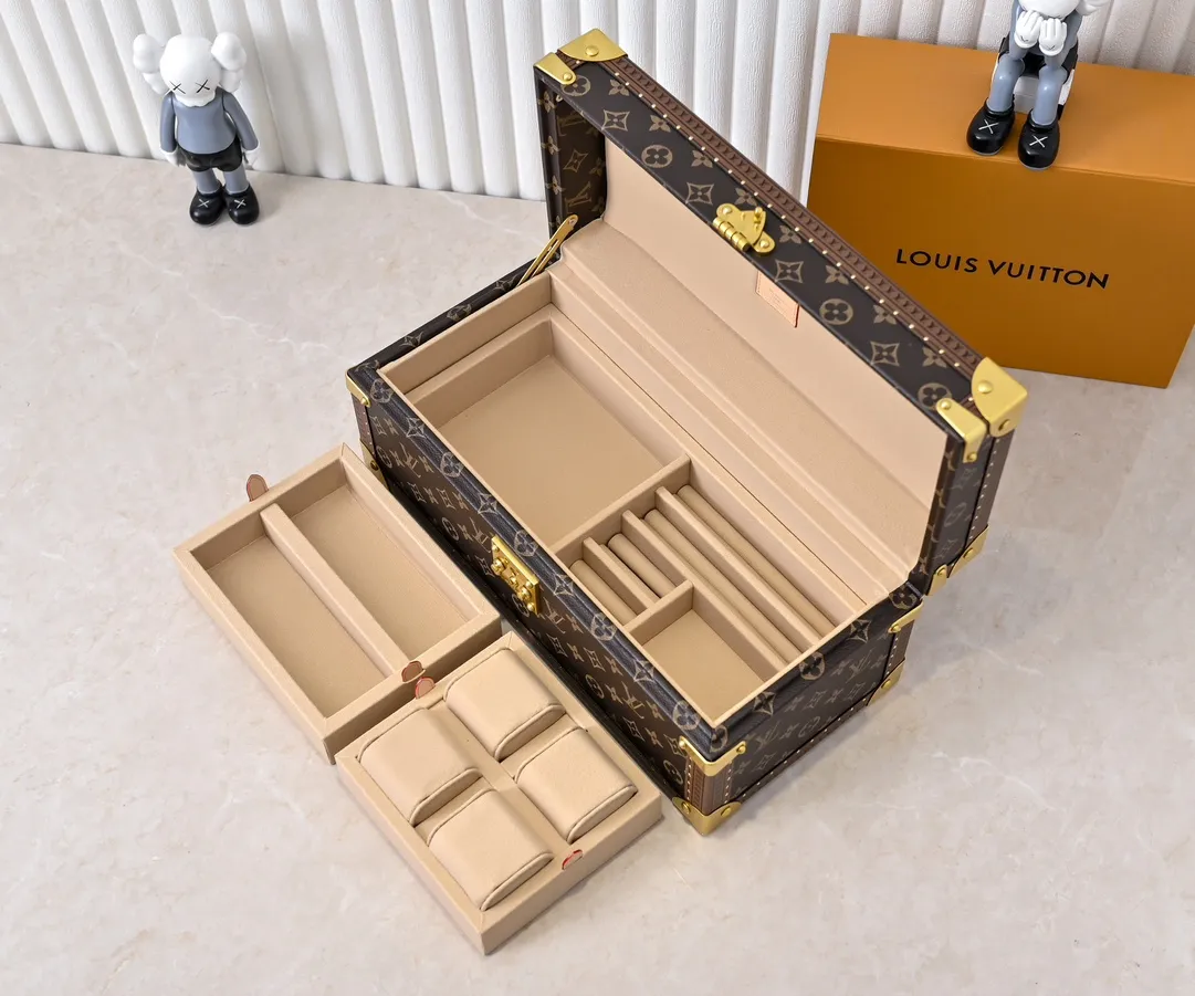 💰1240 Guangzhou top original M20209 treasure box [exclusive photo, upgraded original] can hold watches and jewelry. This treasure box is made of classic Monogram canvas. It is equipped with a removable tray to hide valuables.  -38.0*18.0cm✅ -Two storage layers✅ ​​-Partitioned in the middle. Can store valuables✅ -Push open the automatic pop-up lock✅ -Lined with velvet✅ -Silver metal/hardware✅ -Extreme workmanship, every detail is just right✅ -Purely handmade, every small nail is clearly in place,✅ LOUIS VUITTON hard box is like a treasure box that travels through history. Its sturdiness is a symbol of Louis Vuitton's traditional exquisite craftsmanship✅