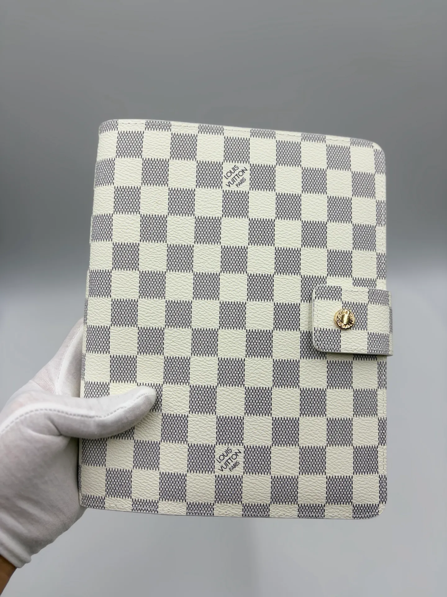 2026 hot model shipped, model M20002❤️This small notepad cover is made of Monogram canvas, can hold three credit cards, and can also be used as an address book, notebook or calendar. 18 x 23 cm (Length x Height) - Epi leather embossed with delicate LV initials and interlaced textured leather lining - Button closure - Six-ring binder with three rings in a set, six credit card slots and two internal compartments - Notepad insert available separately 👉