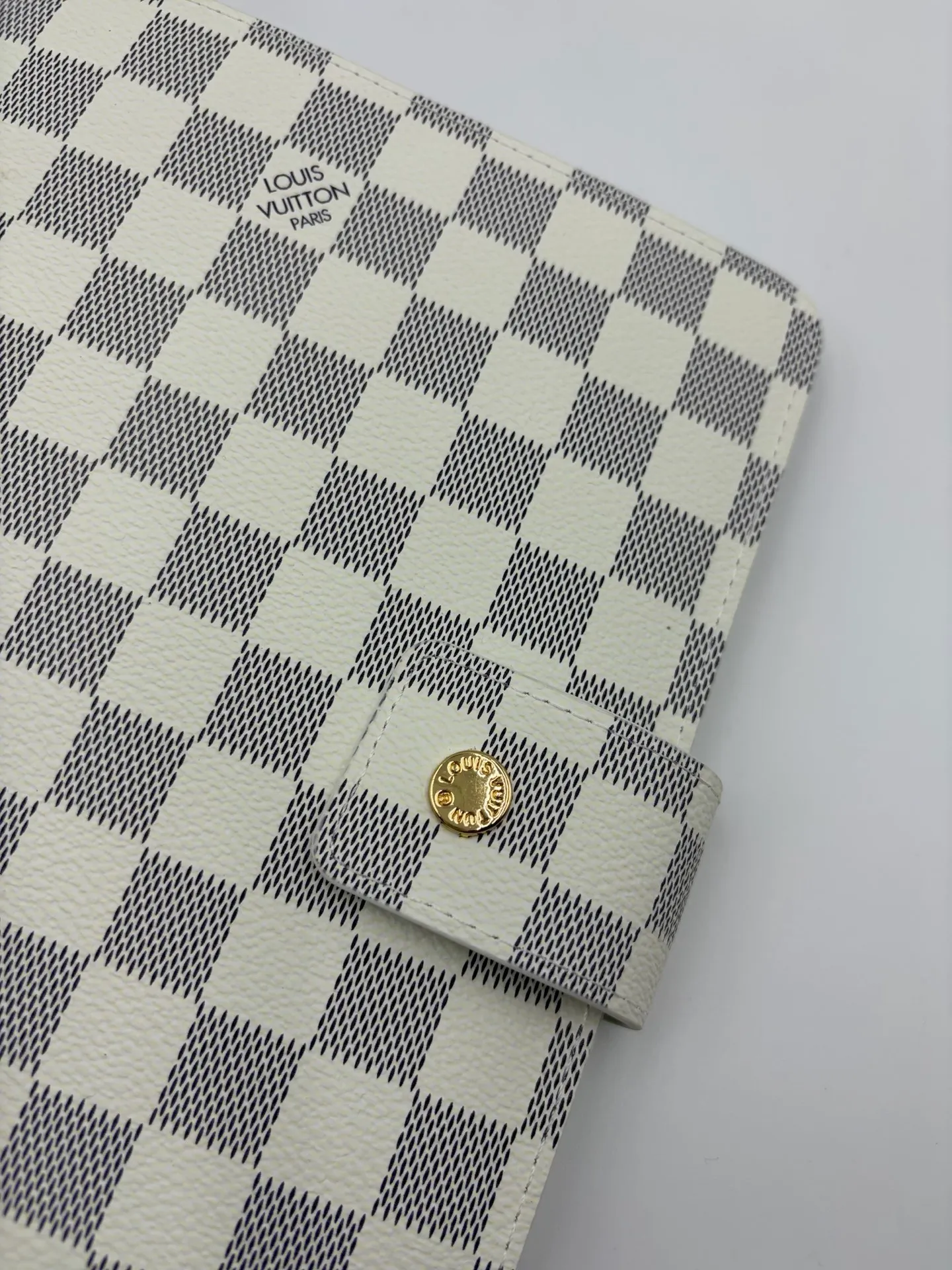 2026 hot model shipped, model M20002❤️This small notepad cover is made of Monogram canvas, can hold three credit cards, and can also be used as an address book, notebook or calendar. 18 x 23 cm (Length x Height) - Epi leather embossed with delicate LV initials and interlaced textured leather lining - Button closure - Six-ring binder with three rings in a set, six credit card slots and two internal compartments - Notepad insert available separately 👉