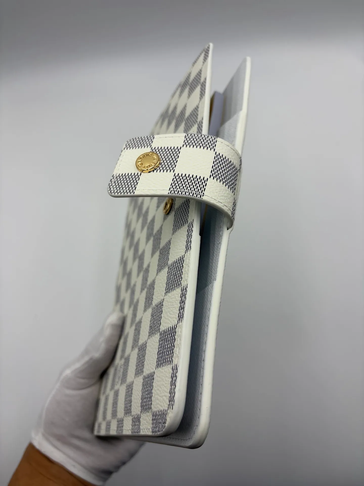 2026 hot model shipped, model M20002❤️This small notepad cover is made of Monogram canvas, can hold three credit cards, and can also be used as an address book, notebook or calendar. 18 x 23 cm (Length x Height) - Epi leather embossed with delicate LV initials and interlaced textured leather lining - Button closure - Six-ring binder with three rings in a set, six credit card slots and two internal compartments - Notepad insert available separately 👉