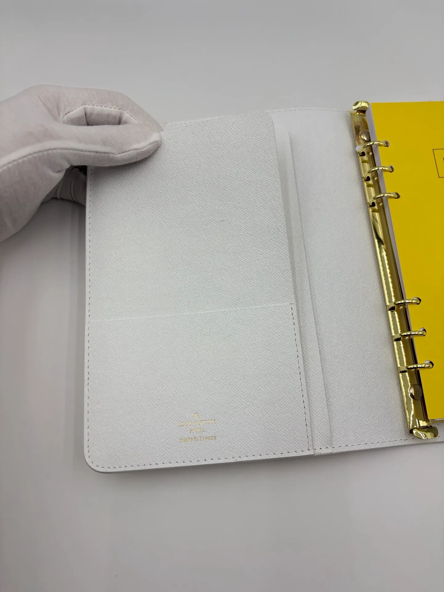2026 hot model shipped, model M20002❤️This small notepad cover is made of Monogram canvas, can hold three credit cards, and can also be used as an address book, notebook or calendar. 18 x 23 cm (Length x Height) - Epi leather embossed with delicate LV initials and interlaced textured leather lining - Button closure - Six-ring binder with three rings in a set, six credit card slots and two internal compartments - Notepad insert available separately 👉