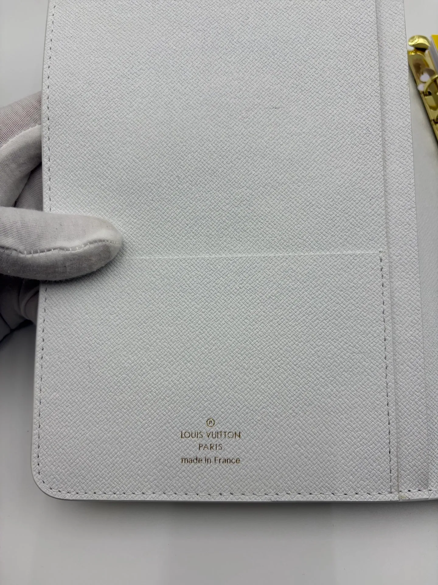 2026 hot model shipped, model M20002❤️This small notepad cover is made of Monogram canvas, can hold three credit cards, and can also be used as an address book, notebook or calendar. 18 x 23 cm (Length x Height) - Epi leather embossed with delicate LV initials and interlaced textured leather lining - Button closure - Six-ring binder with three rings in a set, six credit card slots and two internal compartments - Notepad insert available separately 👉