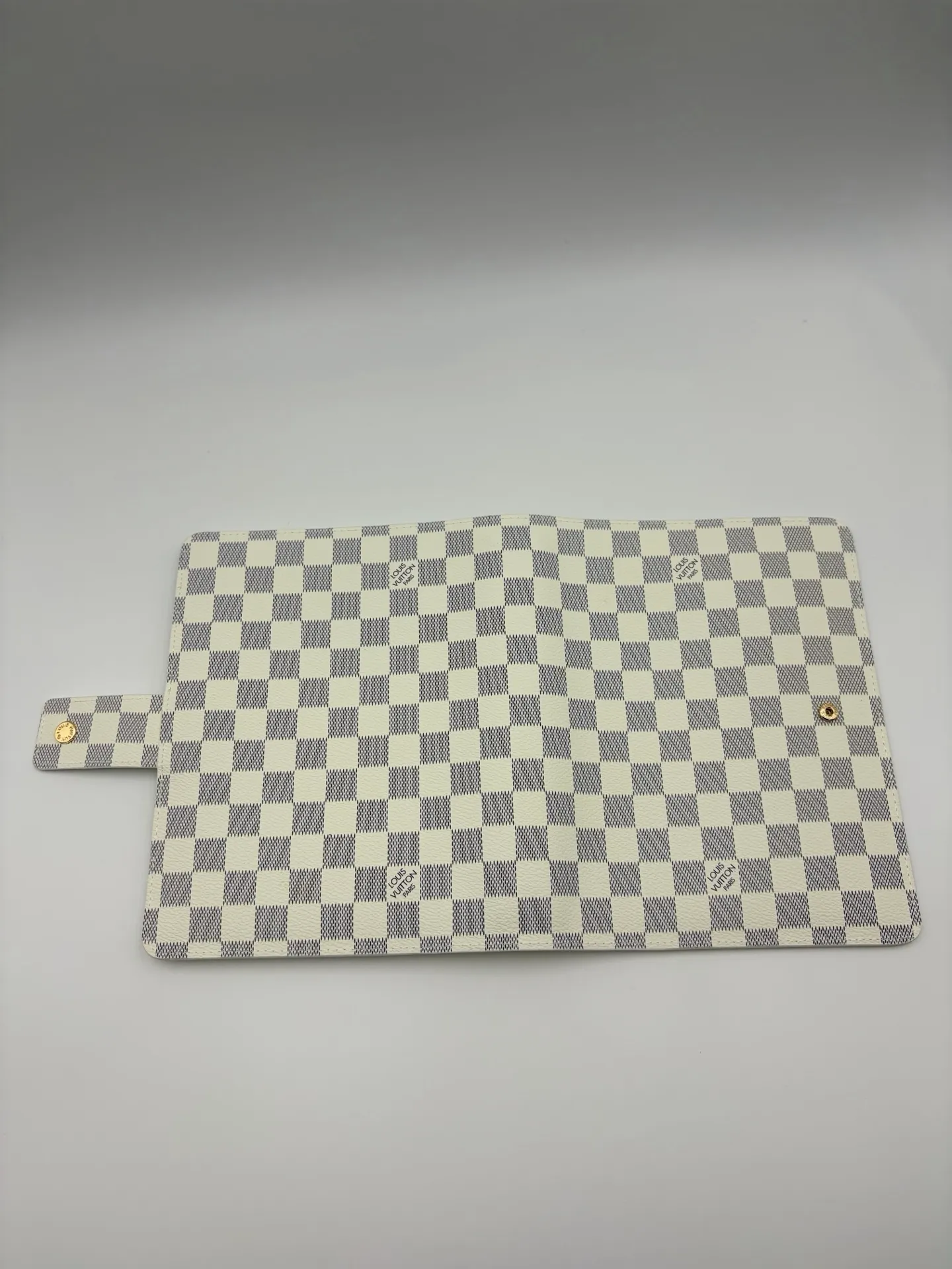 2026 hot model shipped, model M20002❤️This small notepad cover is made of Monogram canvas, can hold three credit cards, and can also be used as an address book, notebook or calendar. 18 x 23 cm (Length x Height) - Epi leather embossed with delicate LV initials and interlaced textured leather lining - Button closure - Six-ring binder with three rings in a set, six credit card slots and two internal compartments - Notepad insert available separately 👉