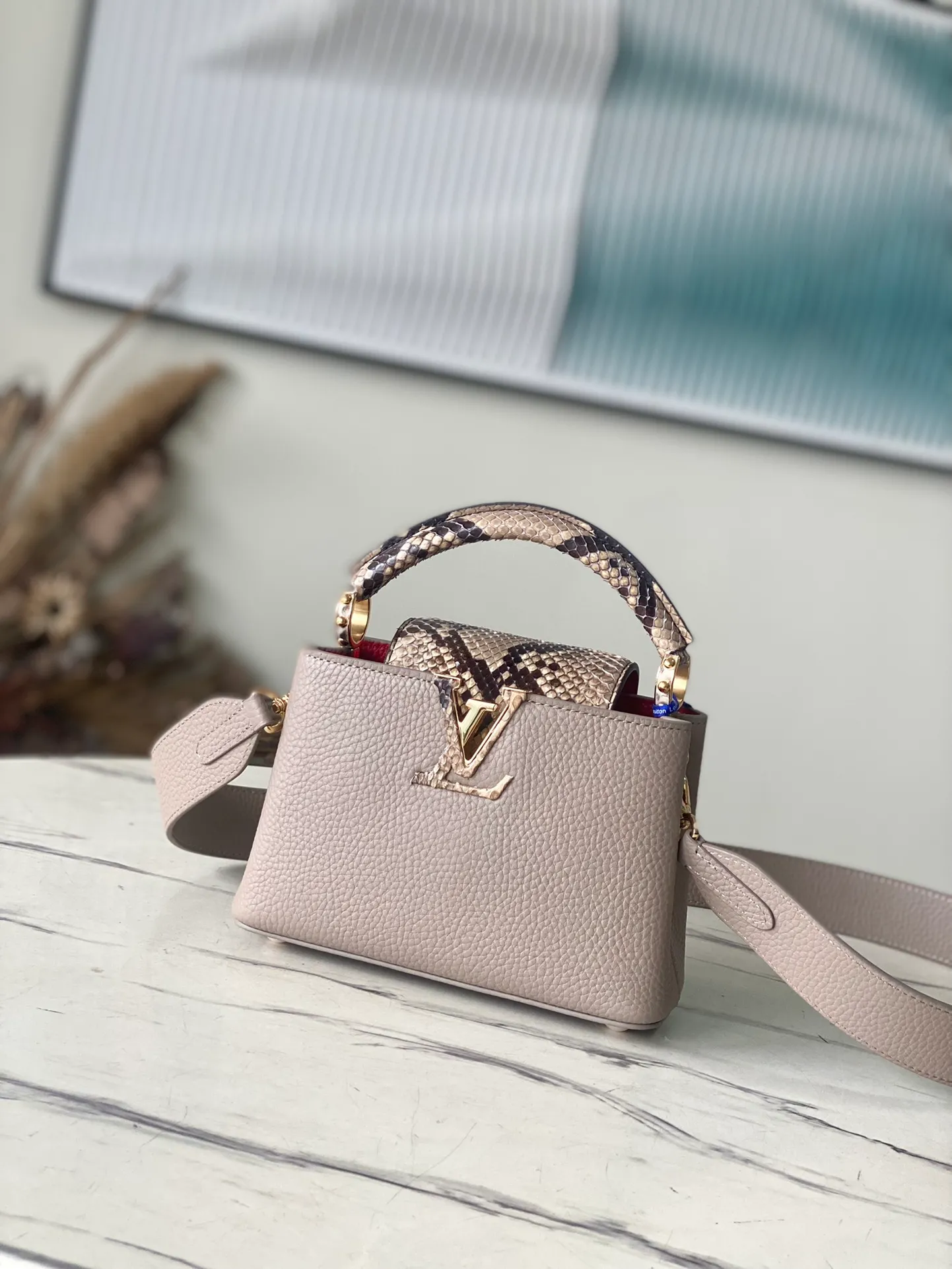 💰2260 (Special Grade Original Leather) N80931 Elephant Gray Red Interior Mini This Capucines mini handbag is made of dark-dyed Taurillon leather, with gorgeous python leather embellishments on the handles and flap. Whether carried by hand or worn on the shoulder with the wide shoulder strap, you can create an eye-catching style in any occasion. Dimensions: 21 x 14 x 8 cm