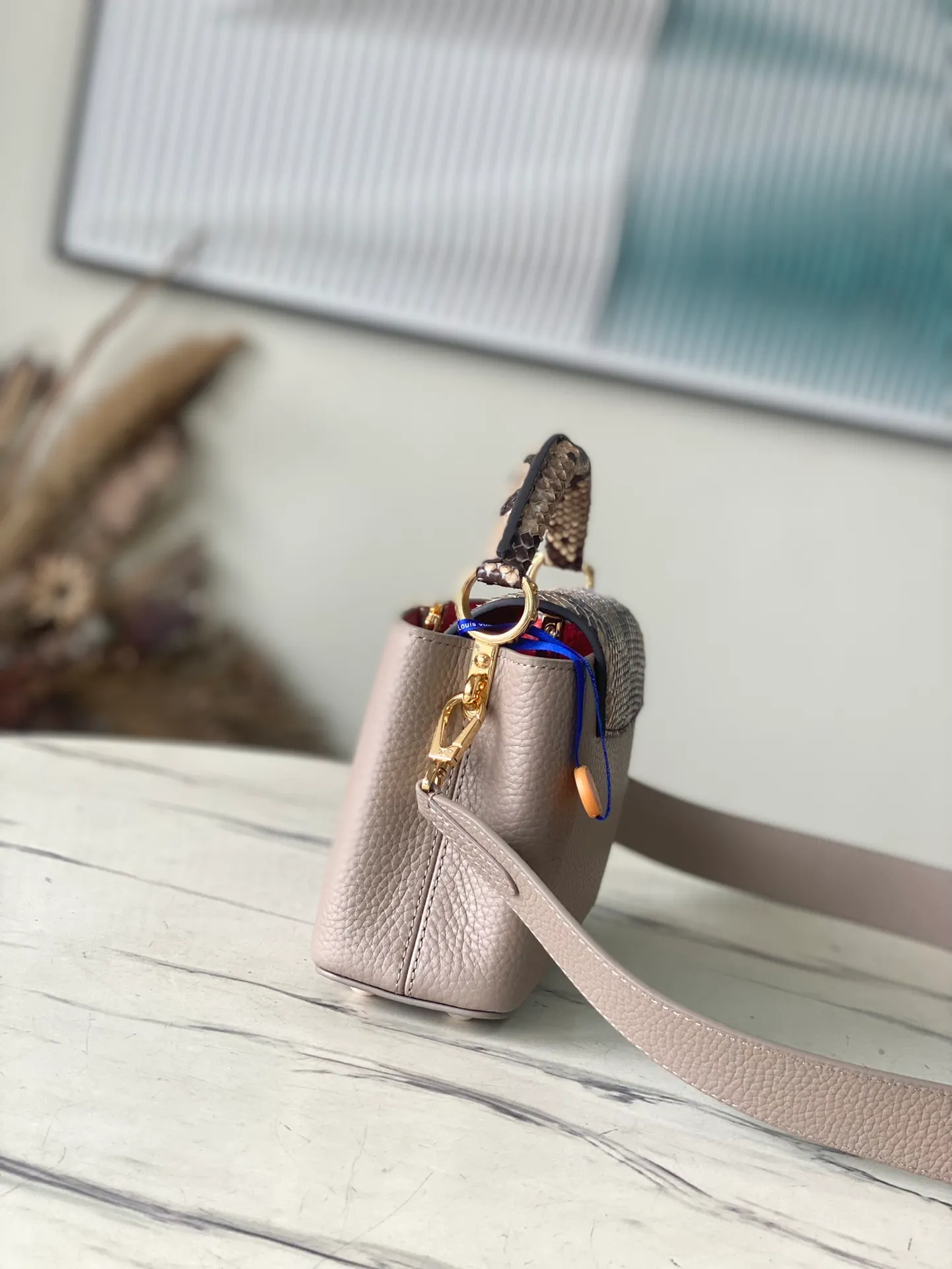 💰2260 (Special Grade Original Leather) N80931 Elephant Gray Red Interior Mini This Capucines mini handbag is made of dark-dyed Taurillon leather, with gorgeous python leather embellishments on the handles and flap. Whether carried by hand or worn on the shoulder with the wide shoulder strap, you can create an eye-catching style in any occasion. Dimensions: 21 x 14 x 8 cm