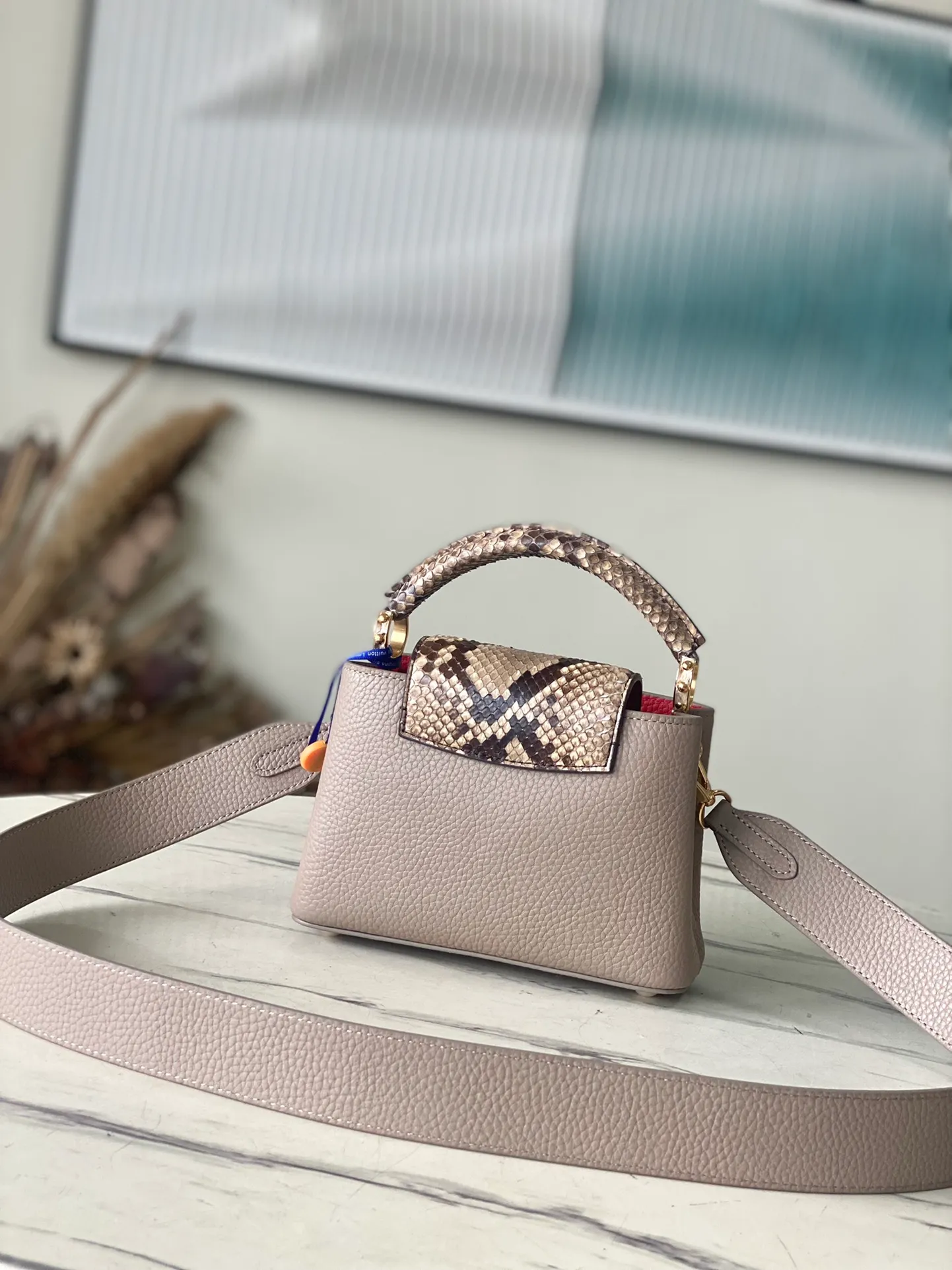💰2260 (Special Grade Original Leather) N80931 Elephant Gray Red Interior Mini This Capucines mini handbag is made of dark-dyed Taurillon leather, with gorgeous python leather embellishments on the handles and flap. Whether carried by hand or worn on the shoulder with the wide shoulder strap, you can create an eye-catching style in any occasion. Dimensions: 21 x 14 x 8 cm