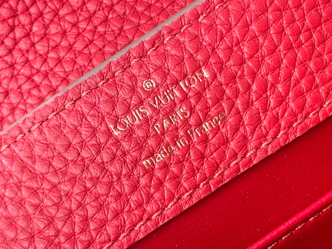 💰2260 (Special Grade Original Leather) N80931 Elephant Gray Red Interior Mini This Capucines mini handbag is made of dark-dyed Taurillon leather, with gorgeous python leather embellishments on the handles and flap. Whether carried by hand or worn on the shoulder with the wide shoulder strap, you can create an eye-catching style in any occasion. Dimensions: 21 x 14 x 8 cm
