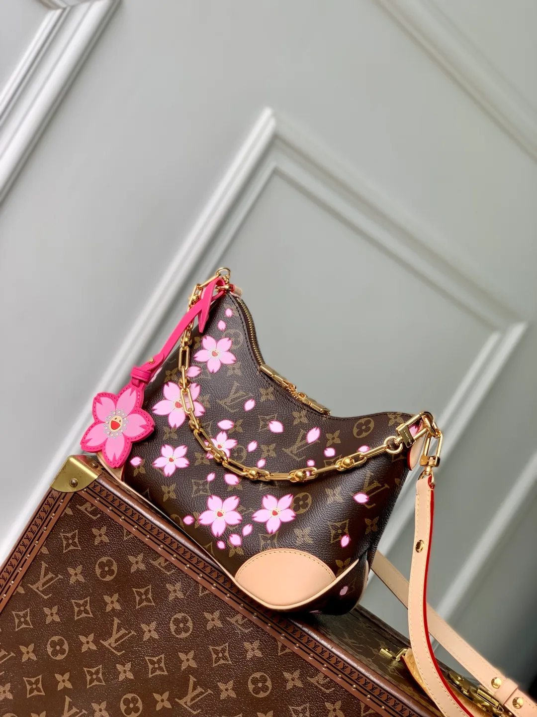 💰1020 Top original order M13265, this Boulogne handbag is from the Louis Vuitton x Murakami replica series, using Monogram coated canvas to highlight the vibrant Cherry Blossom pattern. Classic leather shapes the detachable studded shoulder strap and corners, while dazzling metal hardware adds sophistication. 16 x 9.5 x 29 cm (height x width x length)