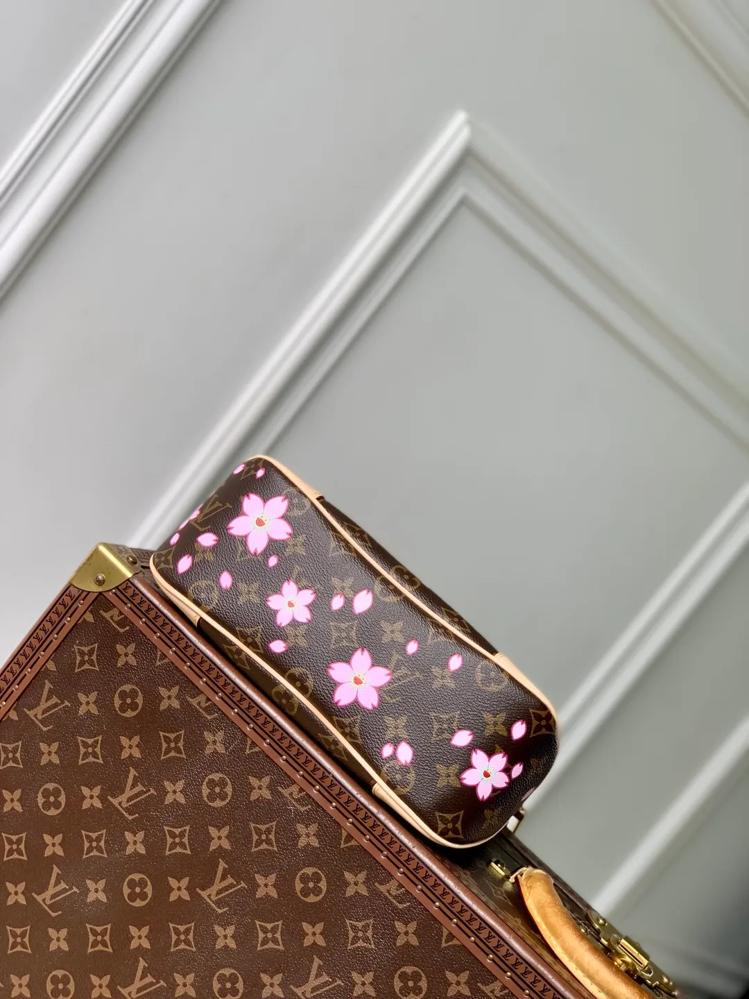 💰1020 Top original order M13265, this Boulogne handbag is from the Louis Vuitton x Murakami replica series, using Monogram coated canvas to highlight the vibrant Cherry Blossom pattern. Classic leather shapes the detachable studded shoulder strap and corners, while dazzling metal hardware adds sophistication. 16 x 9.5 x 29 cm (height x width x length)