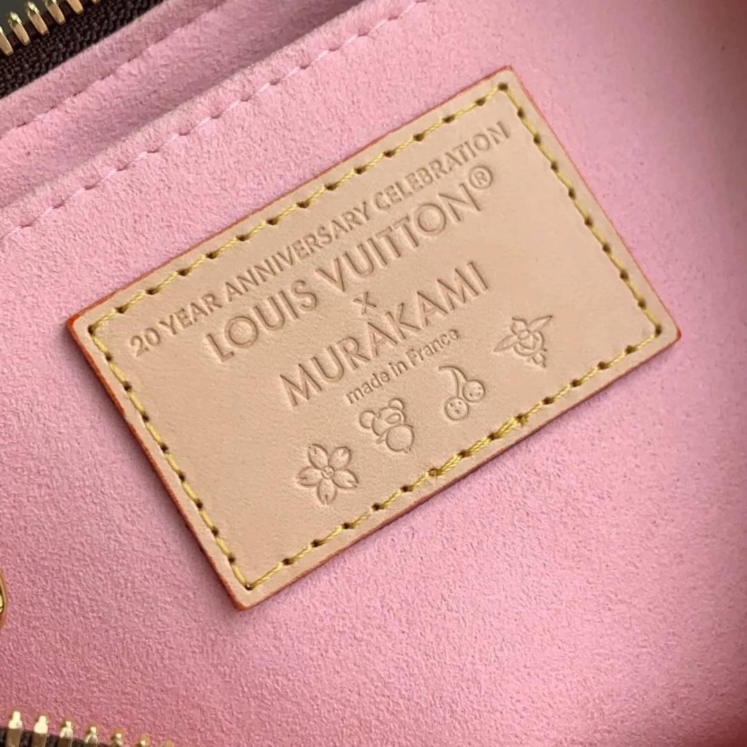 💰1020 Top original order M13265, this Boulogne handbag is from the Louis Vuitton x Murakami replica series, using Monogram coated canvas to highlight the vibrant Cherry Blossom pattern. Classic leather shapes the detachable studded shoulder strap and corners, while dazzling metal hardware adds sophistication. 16 x 9.5 x 29 cm (height x width x length)