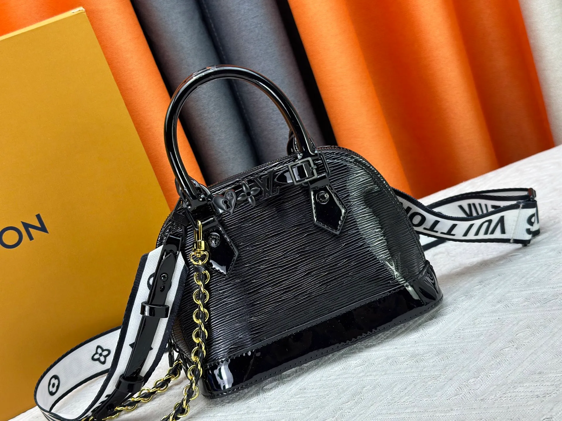 P300 upgraded version [Official latest model] K00015 M25529 M14933 M53152 M13416 M82717 [Alma Mini LV&I] The LV&I series launches this customizable kit, featuring the iconic Alma in an exclusive mini size. Designed to create a personalized handbag that is unique to the wearer, there are seven styles to choose from, available in a range of colors and finishes. Next, choose a strap or chain before choosing add-ons like a mirrored name tag or a functional hair clip. Finally, three sliding charms are included, ranging from the iconic padlock to the colorful Vivienne mascot.  Dimensions: 18 x 12 x 8 cm