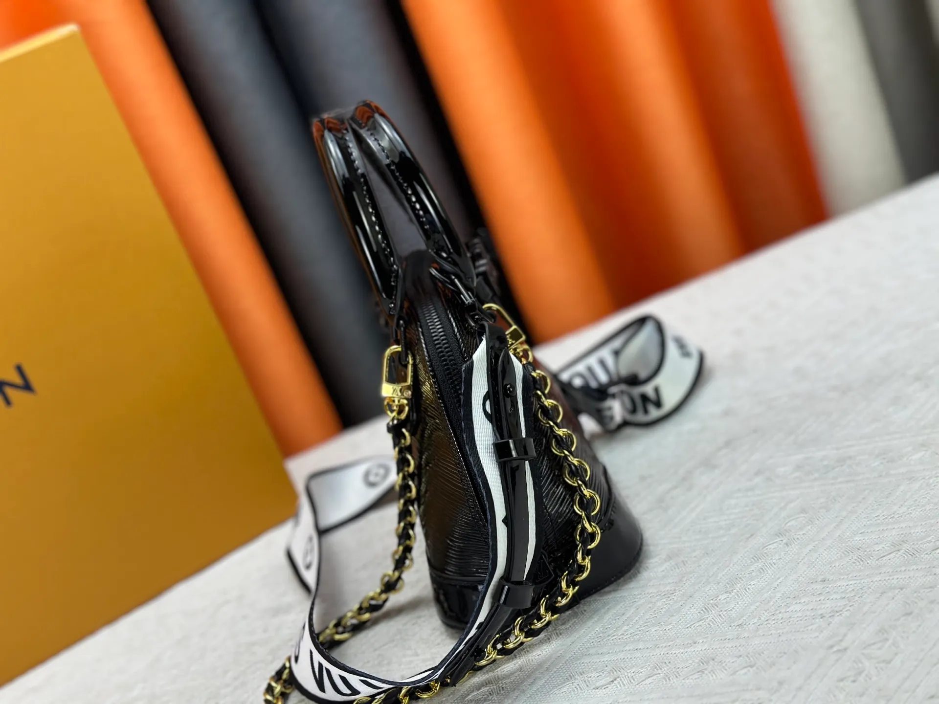 P300 upgraded version [Official latest model] K00015 M25529 M14933 M53152 M13416 M82717 [Alma Mini LV&I] The LV&I series launches this customizable kit, featuring the iconic Alma in an exclusive mini size. Designed to create a personalized handbag that is unique to the wearer, there are seven styles to choose from, available in a range of colors and finishes. Next, choose a strap or chain before choosing add-ons like a mirrored name tag or a functional hair clip. Finally, three sliding charms are included, ranging from the iconic padlock to the colorful Vivienne mascot.  Dimensions: 18 x 12 x 8 cm