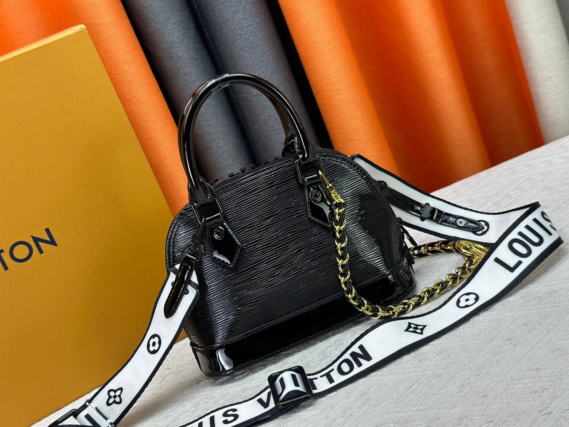 P300 upgraded version [Official latest model] K00015 M25529 M14933 M53152 M13416 M82717 [Alma Mini LV&I] The LV&I series launches this customizable kit, featuring the iconic Alma in an exclusive mini size. Designed to create a personalized handbag that is unique to the wearer, there are seven styles to choose from, available in a range of colors and finishes. Next, choose a strap or chain before choosing add-ons like a mirrored name tag or a functional hair clip. Finally, three sliding charms are included, ranging from the iconic padlock to the colorful Vivienne mascot.  Dimensions: 18 x 12 x 8 cm