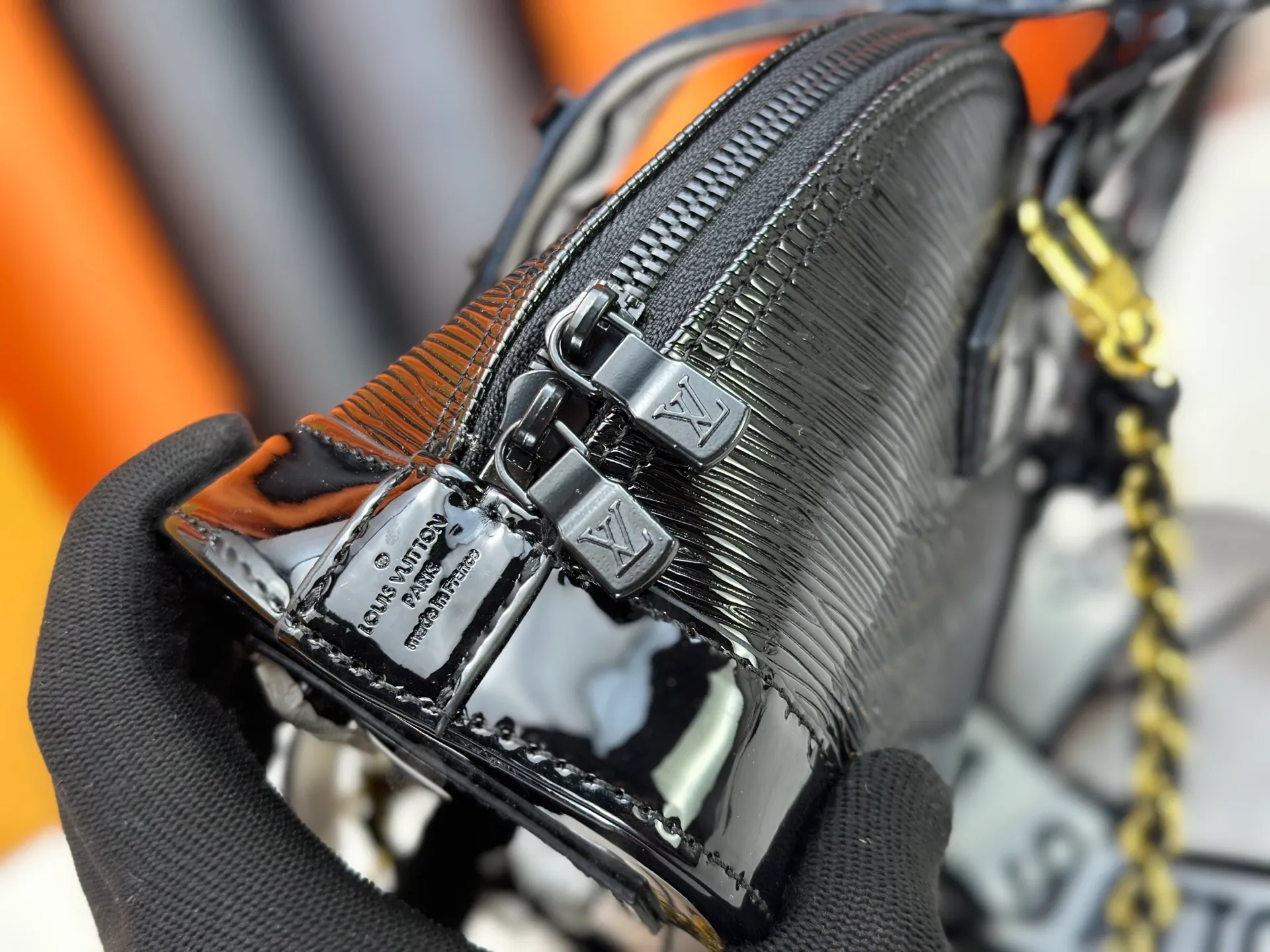 P300 upgraded version [Official latest model] K00015 M25529 M14933 M53152 M13416 M82717 [Alma Mini LV&I] The LV&I series launches this customizable kit, featuring the iconic Alma in an exclusive mini size. Designed to create a personalized handbag that is unique to the wearer, there are seven styles to choose from, available in a range of colors and finishes. Next, choose a strap or chain before choosing add-ons like a mirrored name tag or a functional hair clip. Finally, three sliding charms are included, ranging from the iconic padlock to the colorful Vivienne mascot.  Dimensions: 18 x 12 x 8 cm