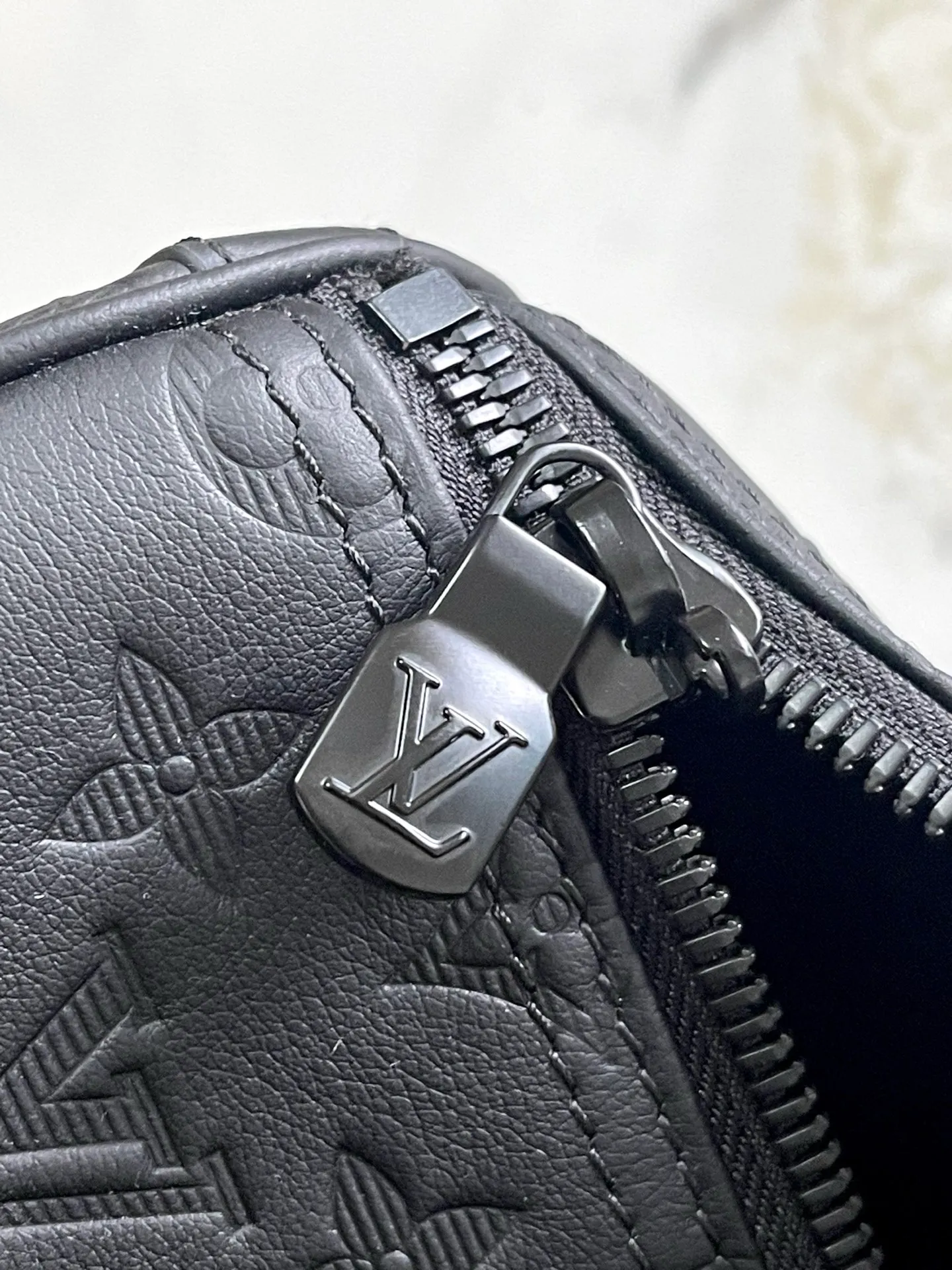 710 (top-grain leather) top original order M21420 This Keepall travel bag is made of LV Aerogram cow leather to create a classic configuration, witnessing Louis Vuitton's exquisite leather craftsmanship. The leather tag and jacquard shoulder strap reference the brand's travel heritage, and the carry-on size is perfect for weekend getaways. Dimensions: 29 x 23 x 50 cm