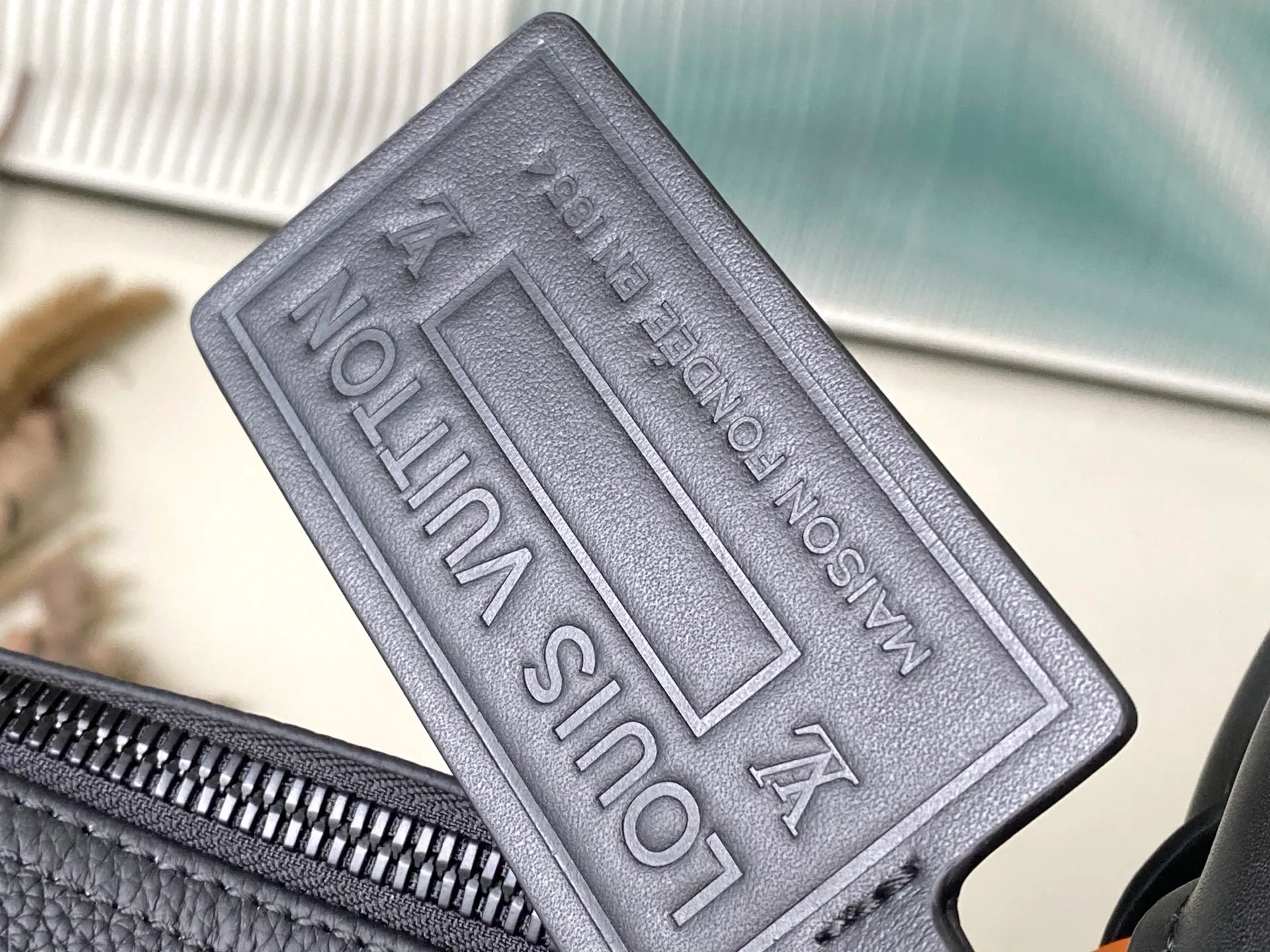 710 (top-grain leather) top original order M21420 This Keepall travel bag is made of LV Aerogram cow leather to create a classic configuration, witnessing Louis Vuitton's exquisite leather craftsmanship. The leather tag and jacquard shoulder strap reference the brand's travel heritage, and the carry-on size is perfect for weekend getaways. Dimensions: 29 x 23 x 50 cm