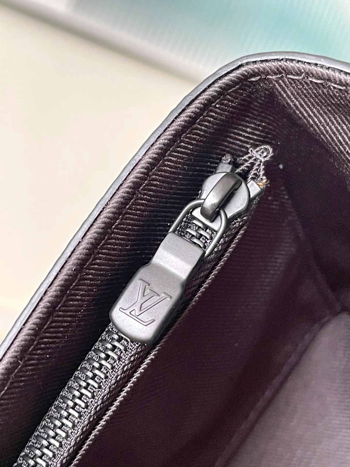 💰800 The top original order M81783 supports counter inspection. The photo taken of duty-free goods is consistent with the product and has not been unpacked. This product is an exclusive duty-free product in the market and is the highest-end product. Inspection is supported. This product has passed strict inspection and is flawless. Please wear gloves when touching the product. This product is not returnable or exchangeable. Please confirm the product first and then remove the label on the handle. This product is temporarily not open to the public, only regular customers, and is in short supply. Dimensions: 18 x 11 x 6.5 cm