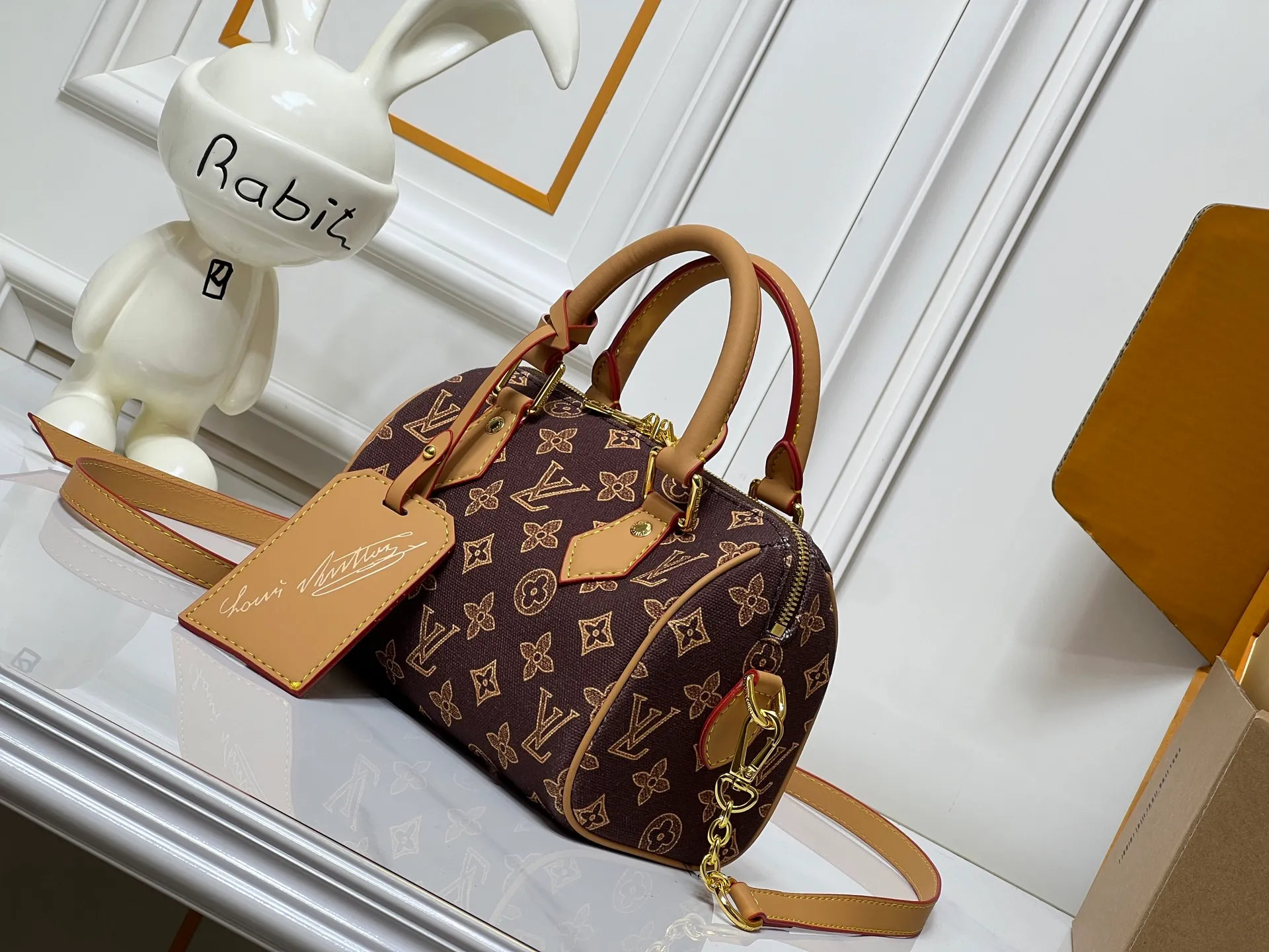 Batch 240💰[ALMA BB handbag] M27530-M27951-M28102-M46234-M27526-28272-M27525 This Alma BB handbag comes from the Travels With Grace Coddington series launched by Louis Vuitton and Grace Coddington, focusing on the fun Meowgram pattern. The canvas body is trimmed with calfskin and the fabric shoulder strap reads "Louis Vuitton" in Coddington's script. The exquisite padlocks and key cases once again prove the brand's exquisite craftsmanship.  Dimensions: 20.5×13.5×12cm (height x width x length)