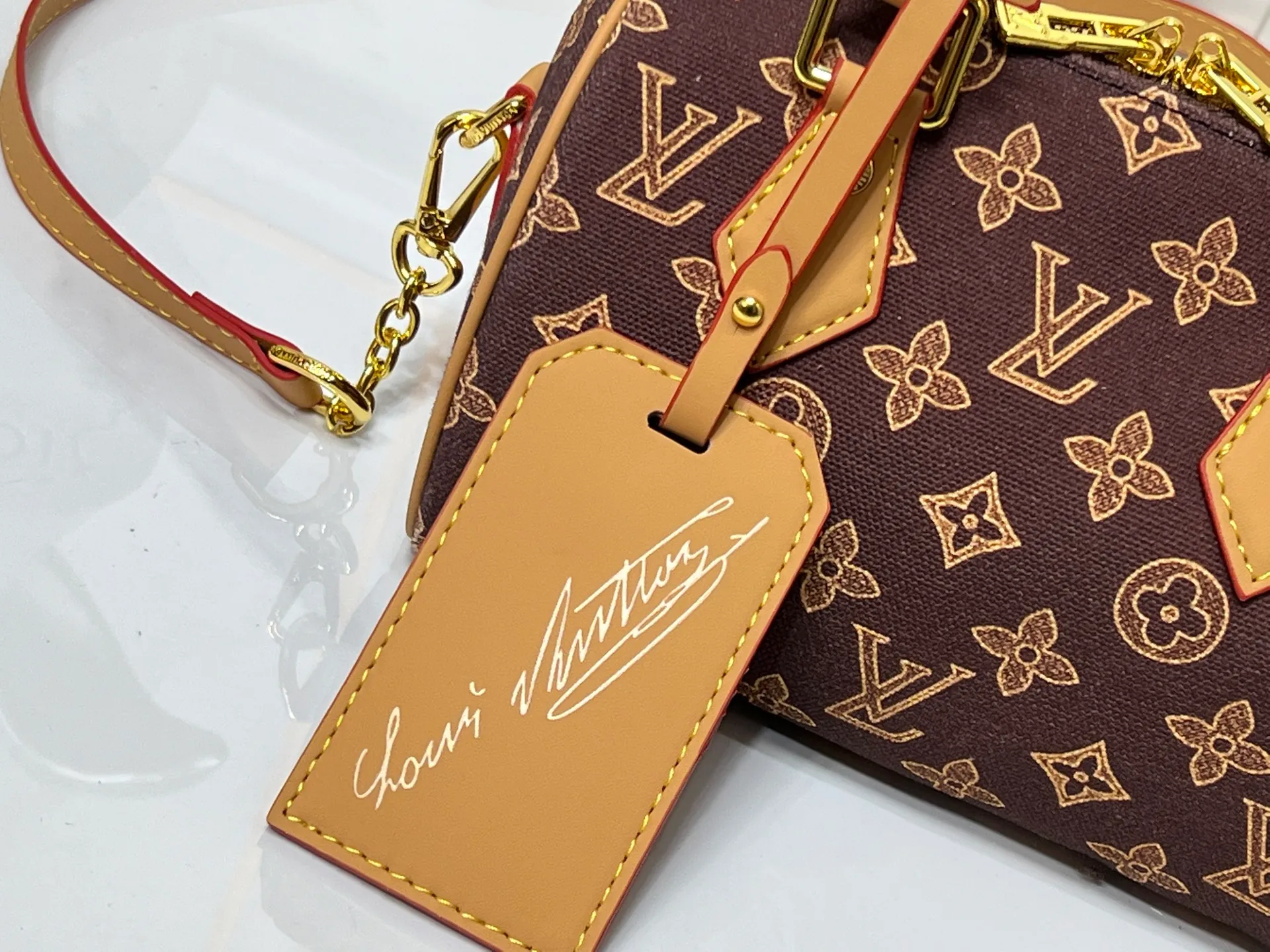 Batch 240💰[ALMA BB handbag] M27530-M27951-M28102-M46234-M27526-28272-M27525 This Alma BB handbag comes from the Travels With Grace Coddington series launched by Louis Vuitton and Grace Coddington, focusing on the fun Meowgram pattern. The canvas body is trimmed with calfskin and the fabric shoulder strap reads "Louis Vuitton" in Coddington's script. The exquisite padlocks and key cases once again prove the brand's exquisite craftsmanship.  Dimensions: 20.5×13.5×12cm (height x width x length)