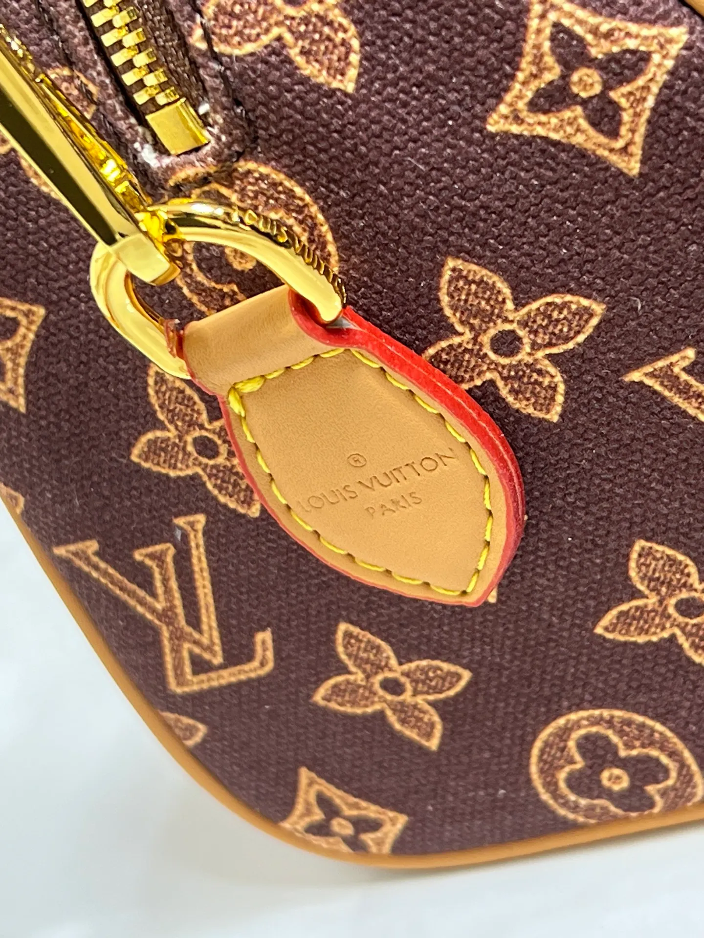 Batch 240💰[ALMA BB handbag] M27530-M27951-M28102-M46234-M27526-28272-M27525 This Alma BB handbag comes from the Travels With Grace Coddington series launched by Louis Vuitton and Grace Coddington, focusing on the fun Meowgram pattern. The canvas body is trimmed with calfskin and the fabric shoulder strap reads "Louis Vuitton" in Coddington's script. The exquisite padlocks and key cases once again prove the brand's exquisite craftsmanship.  Dimensions: 20.5×13.5×12cm (height x width x length)