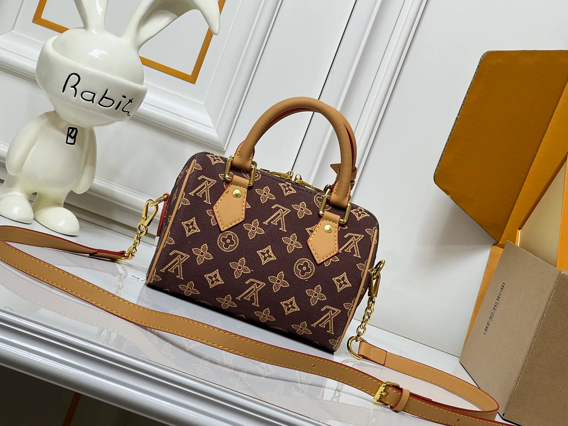 Batch 240💰[ALMA BB handbag] M27530-M27951-M28102-M46234-M27526-28272-M27525 This Alma BB handbag comes from the Travels With Grace Coddington series launched by Louis Vuitton and Grace Coddington, focusing on the fun Meowgram pattern. The canvas body is trimmed with calfskin and the fabric shoulder strap reads "Louis Vuitton" in Coddington's script. The exquisite padlocks and key cases once again prove the brand's exquisite craftsmanship.  Dimensions: 20.5×13.5×12cm (height x width x length)