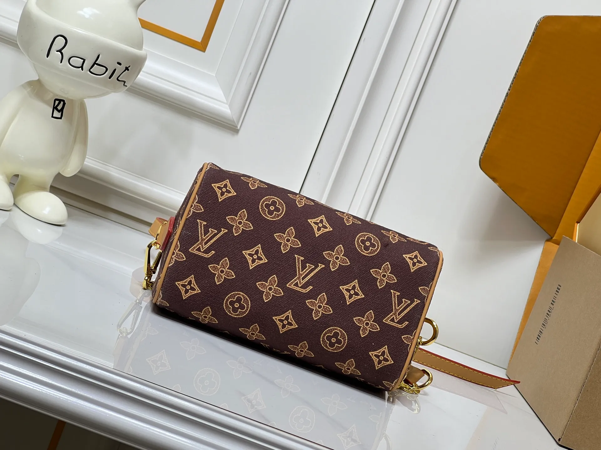 Batch 240💰[ALMA BB handbag] M27530-M27951-M28102-M46234-M27526-28272-M27525 This Alma BB handbag comes from the Travels With Grace Coddington series launched by Louis Vuitton and Grace Coddington, focusing on the fun Meowgram pattern. The canvas body is trimmed with calfskin and the fabric shoulder strap reads "Louis Vuitton" in Coddington's script. The exquisite padlocks and key cases once again prove the brand's exquisite craftsmanship.  Dimensions: 20.5×13.5×12cm (height x width x length)