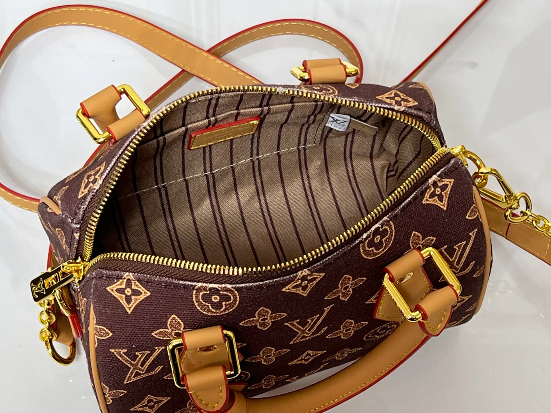 Batch 240💰[ALMA BB handbag] M27530-M27951-M28102-M46234-M27526-28272-M27525 This Alma BB handbag comes from the Travels With Grace Coddington series launched by Louis Vuitton and Grace Coddington, focusing on the fun Meowgram pattern. The canvas body is trimmed with calfskin and the fabric shoulder strap reads "Louis Vuitton" in Coddington's script. The exquisite padlocks and key cases once again prove the brand's exquisite craftsmanship.  Dimensions: 20.5×13.5×12cm (height x width x length)