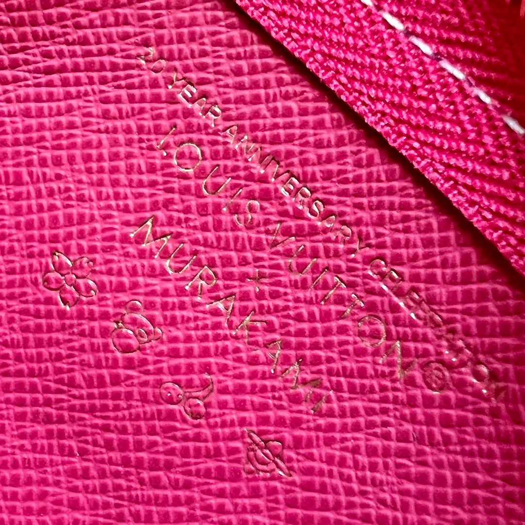 Factory price 280 Top-quality original order M13664 white color This replica Louis Vuitton x Murakami series key coin purse is colorful and made of coated canvas. The vibrant iconic Monogram pattern reinterprets the brand logo with the theme of Japanese artist Takashi Murakami in rainbow tones. The key coin purse has a silver zipper and is equipped with a chain strap and hook buckle to store keys securely. 12 x 7 x 1.5 cm (length x height x width)