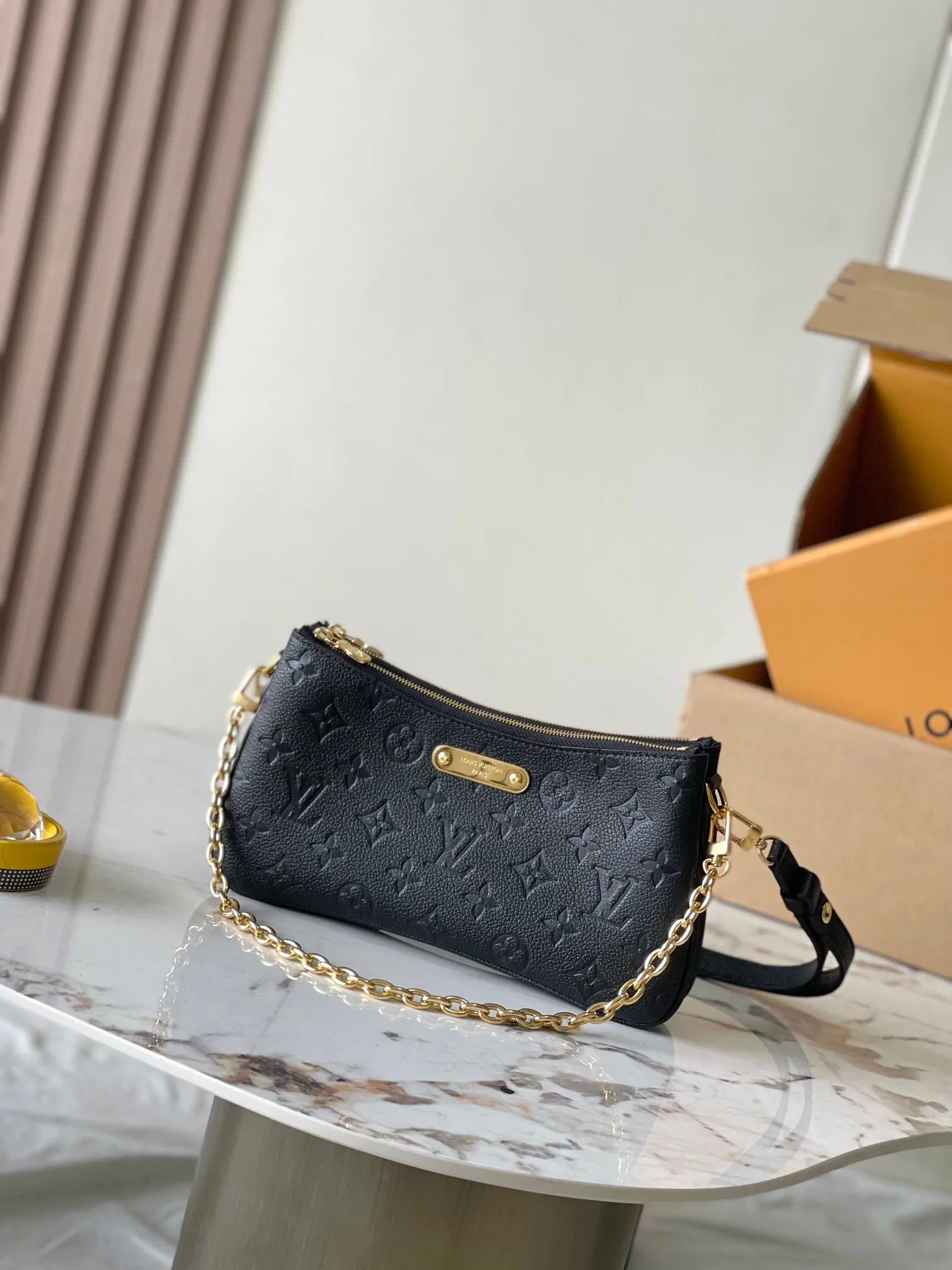 p2000 [Special grade MB original leather] Liv pochette handbag The cowhide embossed Liv pochette double is designed to fit snugly under the arm. Model: M83301 black dynamic chip Material: A-grade all-steel hardware, imported original fabric Packaging: full set of original factory duty-free MB packaging Size: 24.5*13.5*6.5
