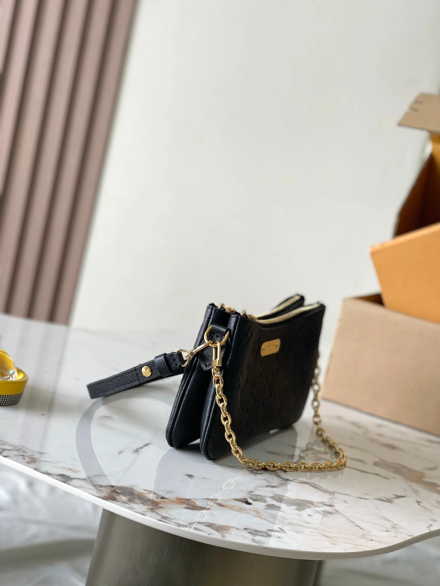 p2000 [Special grade MB original leather] Liv pochette handbag The cowhide embossed Liv pochette double is designed to fit snugly under the arm. Model: M83301 black dynamic chip Material: A-grade all-steel hardware, imported original fabric Packaging: full set of original factory duty-free MB packaging Size: 24.5*13.5*6.5
