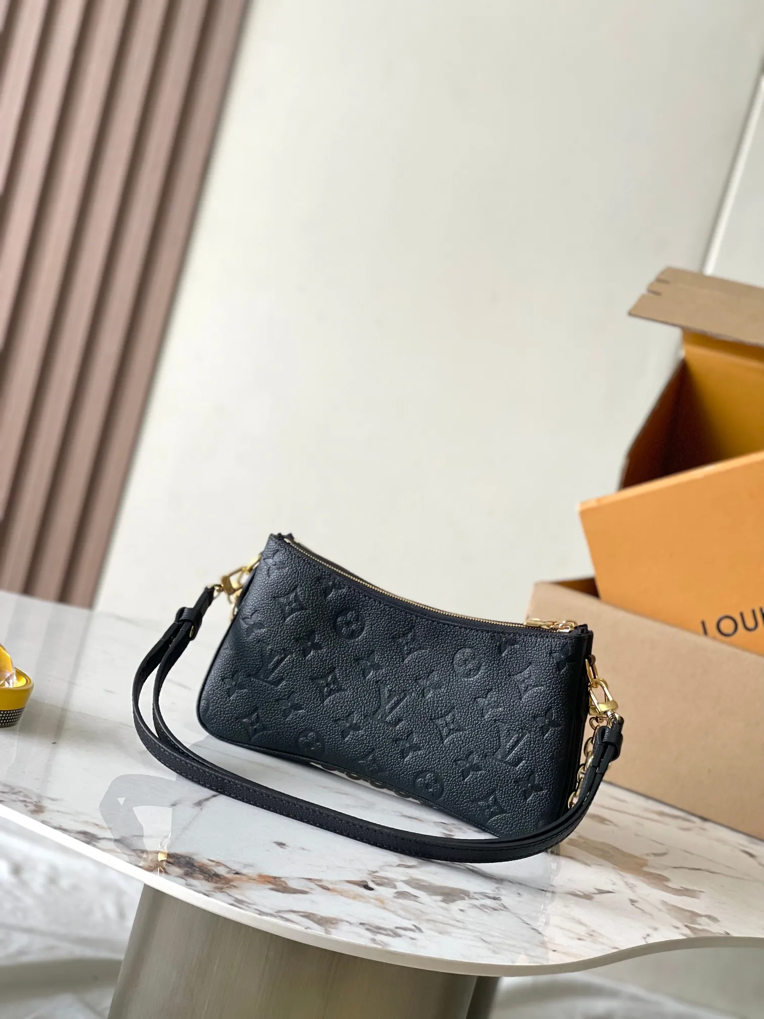 p2000 [Special grade MB original leather] Liv pochette handbag The cowhide embossed Liv pochette double is designed to fit snugly under the arm. Model: M83301 black dynamic chip Material: A-grade all-steel hardware, imported original fabric Packaging: full set of original factory duty-free MB packaging Size: 24.5*13.5*6.5