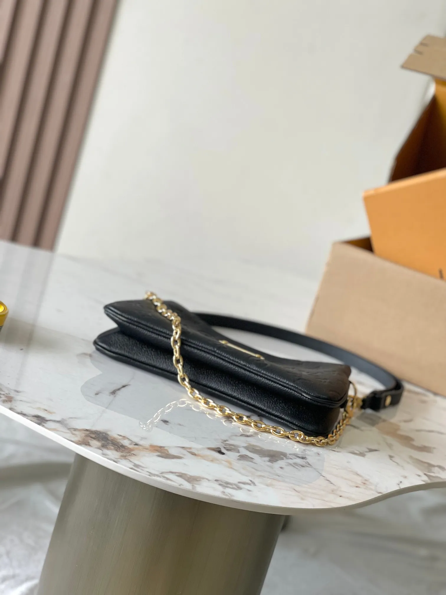 p2000 [Special grade MB original leather] Liv pochette handbag The cowhide embossed Liv pochette double is designed to fit snugly under the arm. Model: M83301 black dynamic chip Material: A-grade all-steel hardware, imported original fabric Packaging: full set of original factory duty-free MB packaging Size: 24.5*13.5*6.5