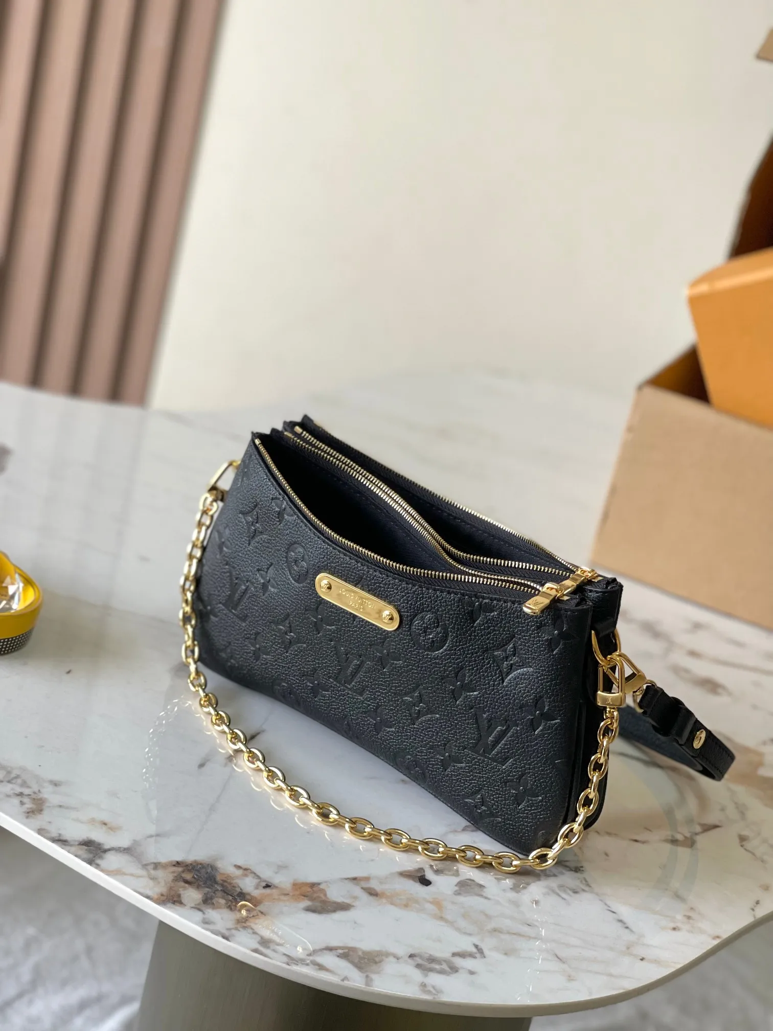 p2000 [Special grade MB original leather] Liv pochette handbag The cowhide embossed Liv pochette double is designed to fit snugly under the arm. Model: M83301 black dynamic chip Material: A-grade all-steel hardware, imported original fabric Packaging: full set of original factory duty-free MB packaging Size: 24.5*13.5*6.5