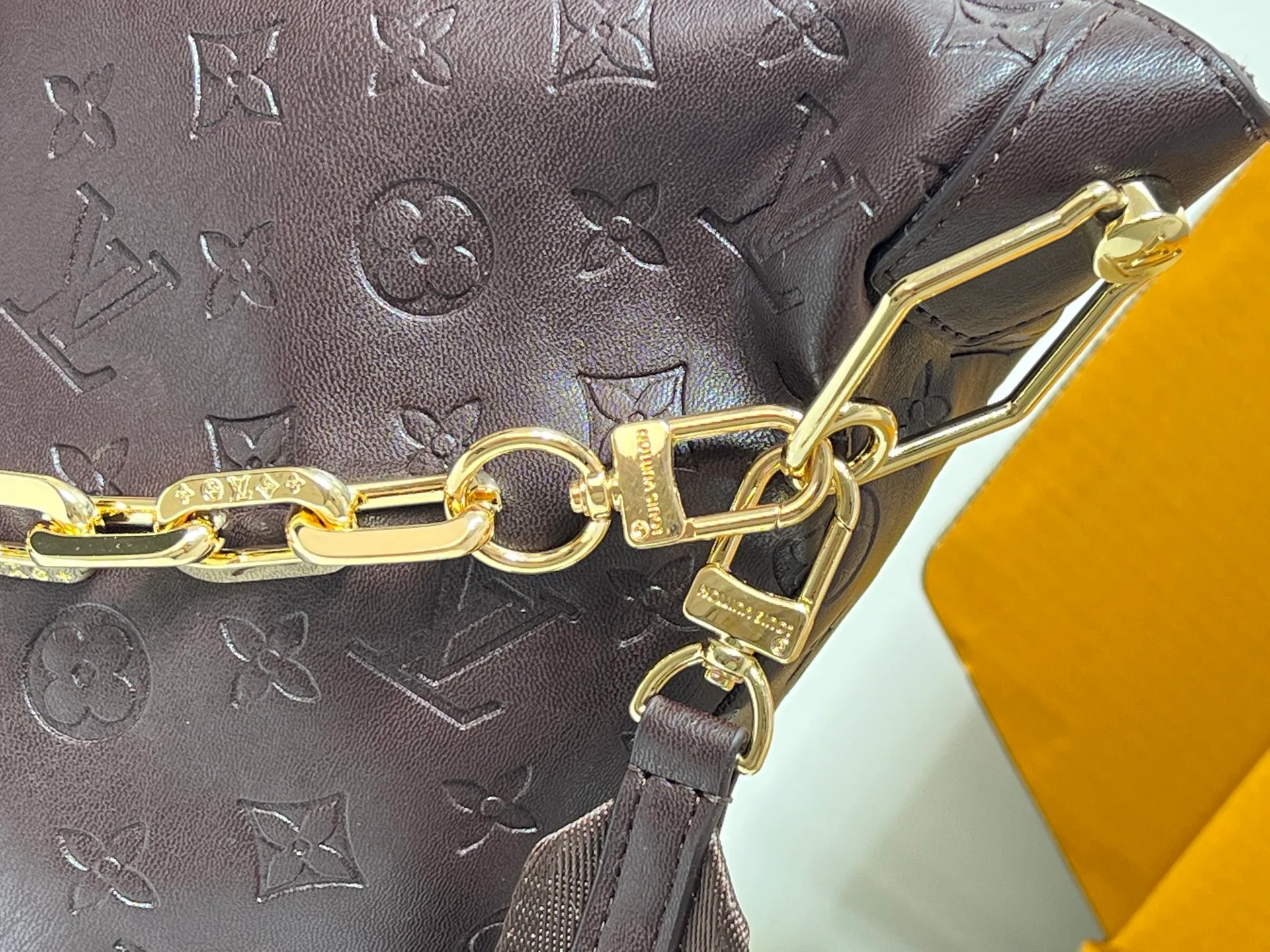 Batch 260💰Upgraded original M12068 M12071 M12072 This new Coussin series of hobo bags combines fashion and functionality, and combines the series’ iconic design elements. The bag is made of smooth cotton-paved leather and is embossed with the brand's Monogram pattern. The signature thick chain strap is accented with gold-tone hardware, while the wide detachable textile shoulder strap allows you to carry it in different ways. This versatile style is large enough to hold a laptop and features a removable zip pocket. Dimensions: 38x33x10 cm
