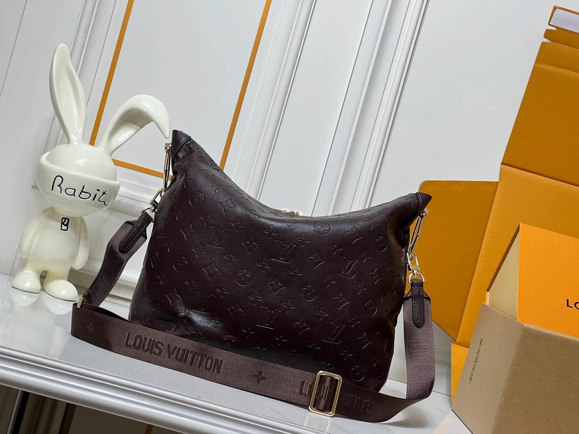 Batch 260💰Upgraded original M12068 M12071 M12072 This new Coussin series of hobo bags combines fashion and functionality, and combines the series’ iconic design elements. The bag is made of smooth cotton-paved leather and is embossed with the brand's Monogram pattern. The signature thick chain strap is accented with gold-tone hardware, while the wide detachable textile shoulder strap allows you to carry it in different ways. This versatile style is large enough to hold a laptop and features a removable zip pocket. Dimensions: 38x33x10 cm